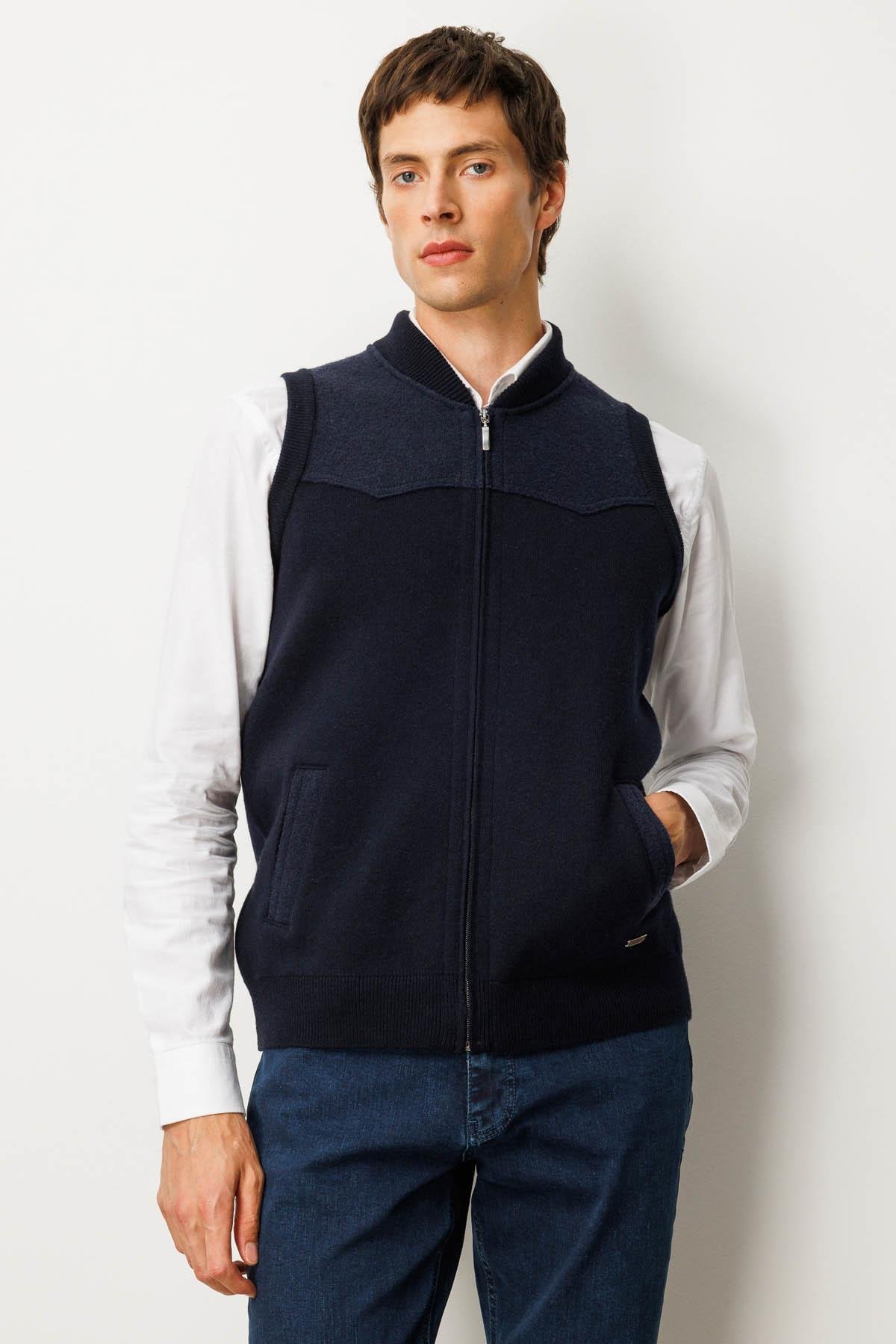 25552Erkek Hakim Yaka Göğsü ve Cebi Keçe Yün Yelek K.Lacivert