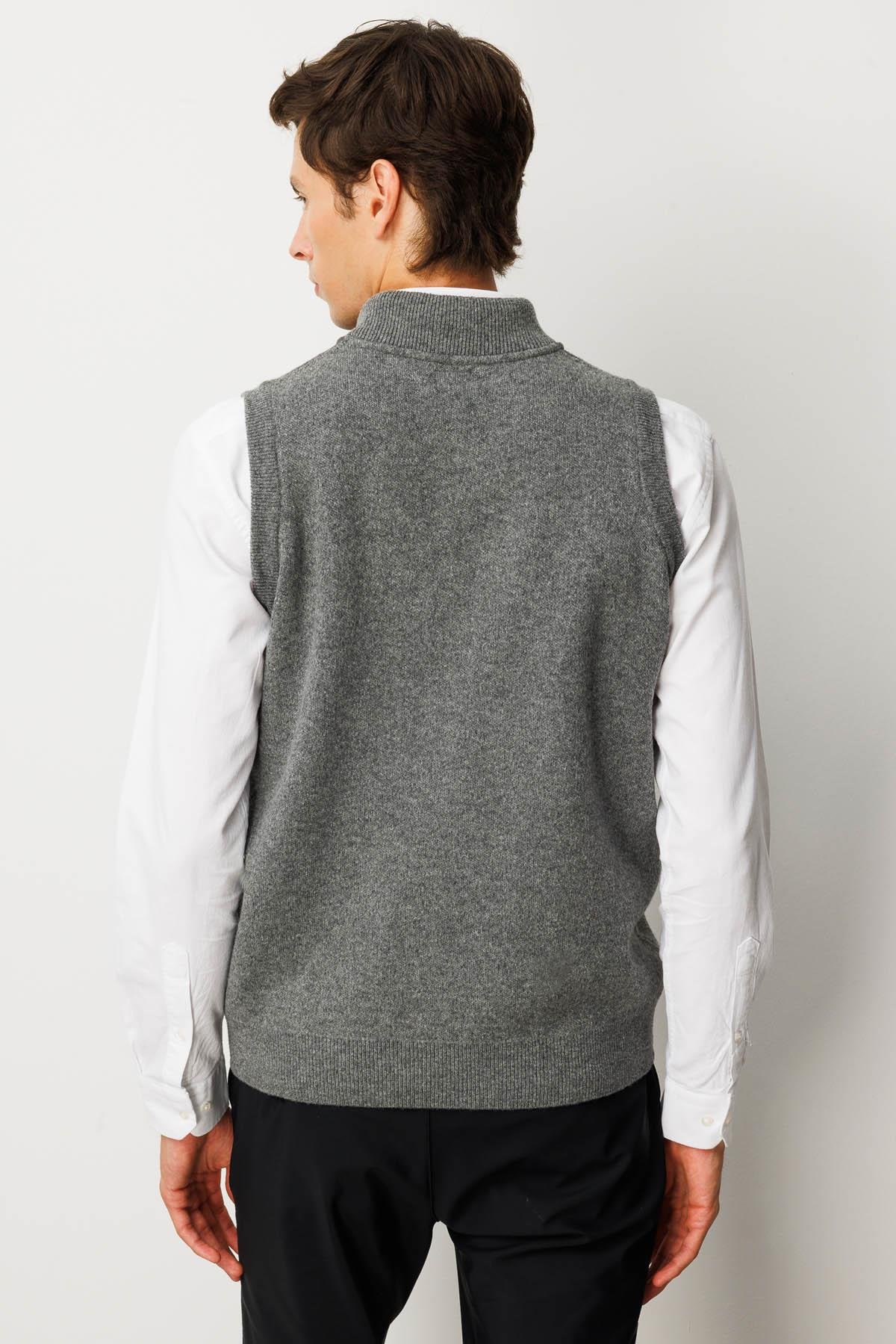 25552Erkek Hakim Yaka Göğsü ve Cebi Keçe Yün Yelek Füme