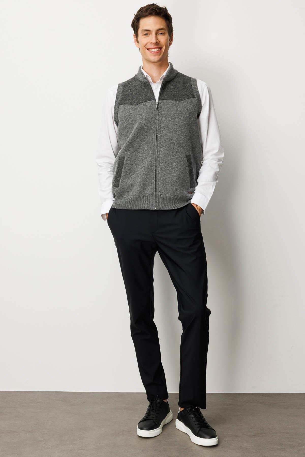 25552Erkek Hakim Yaka Göğsü ve Cebi Keçe Yün Yelek Füme