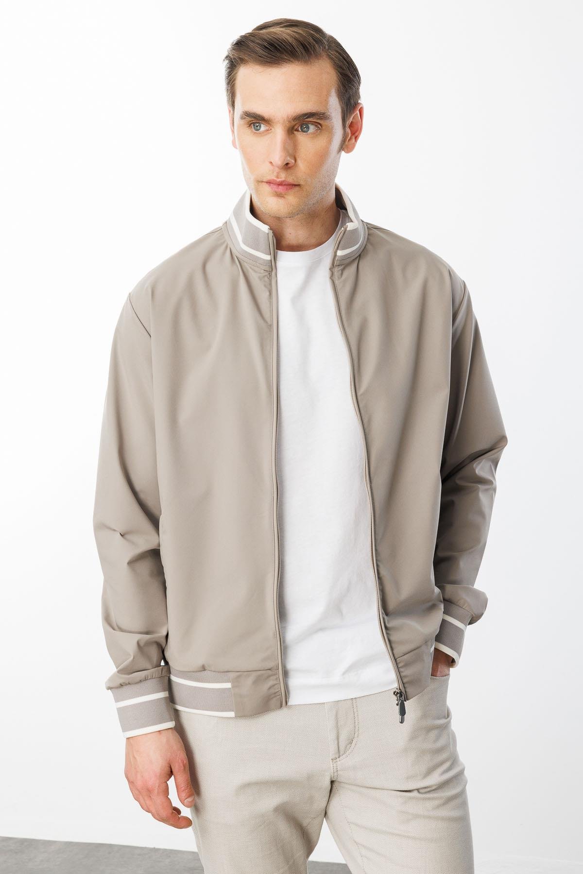 25442Erkek Hakim Yaka Mont Bej