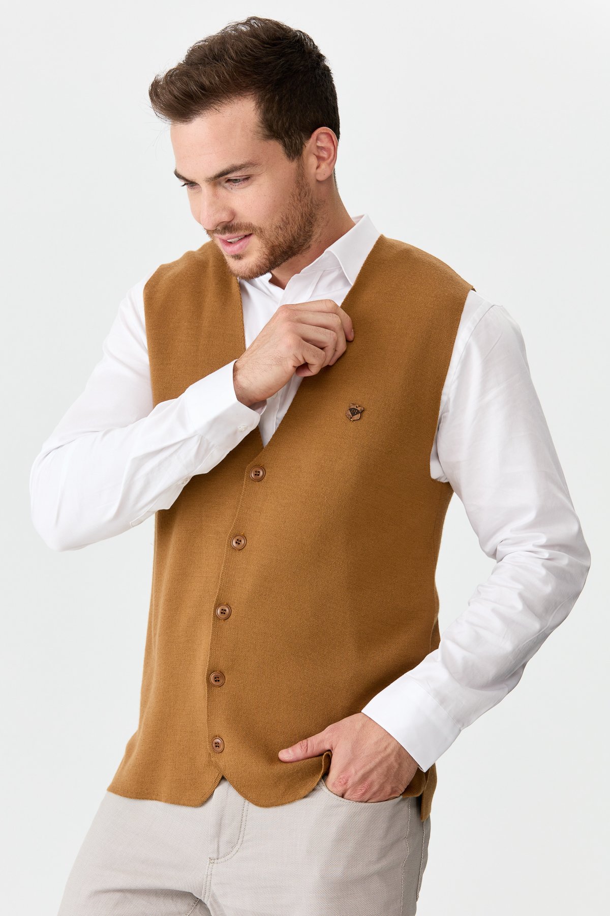 22511Erkek İnce Triko Düz Yelek Camel
