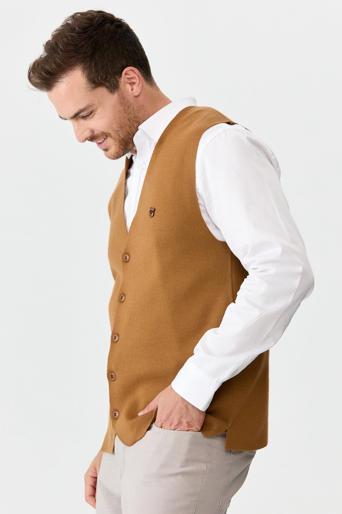 22511Erkek İnce Triko Düz Yelek Camel