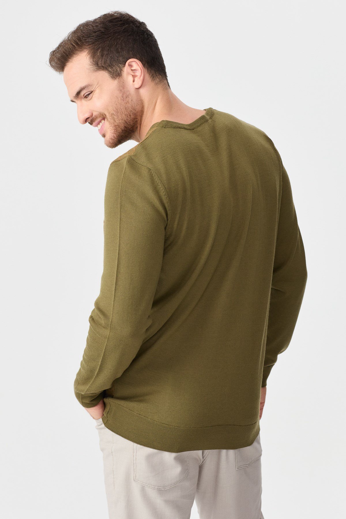 22611Erkek Önü Desenli Yün Kazak A.Haki