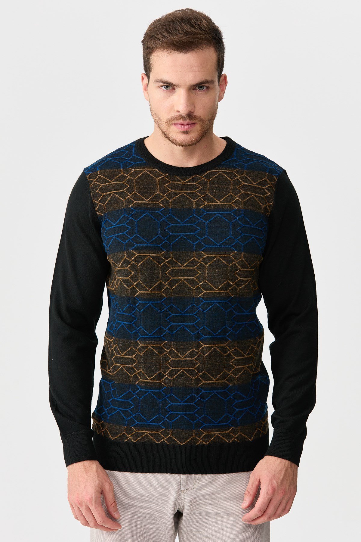 22611Erkek Önü Desenli Yün Kazak Siyah