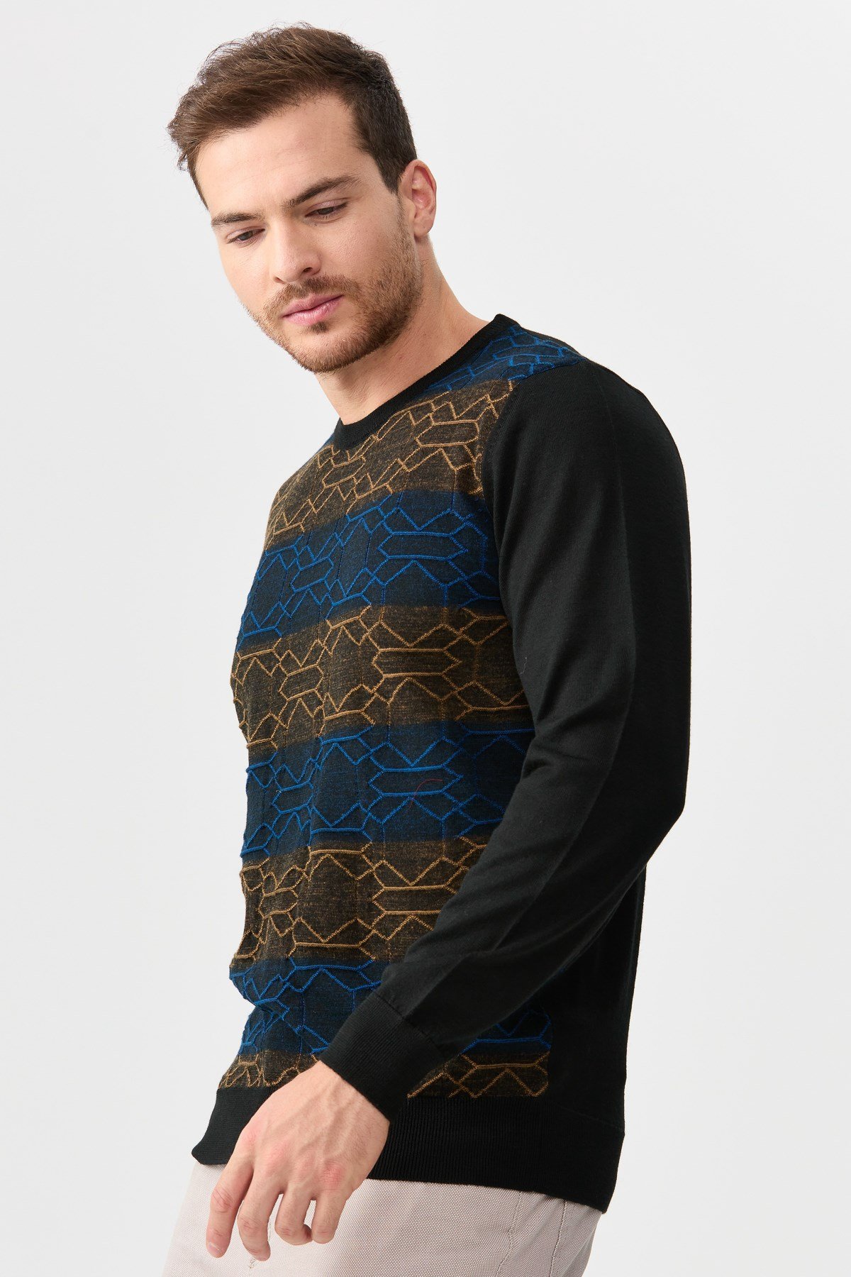 22611Erkek Önü Desenli Yün Kazak Siyah