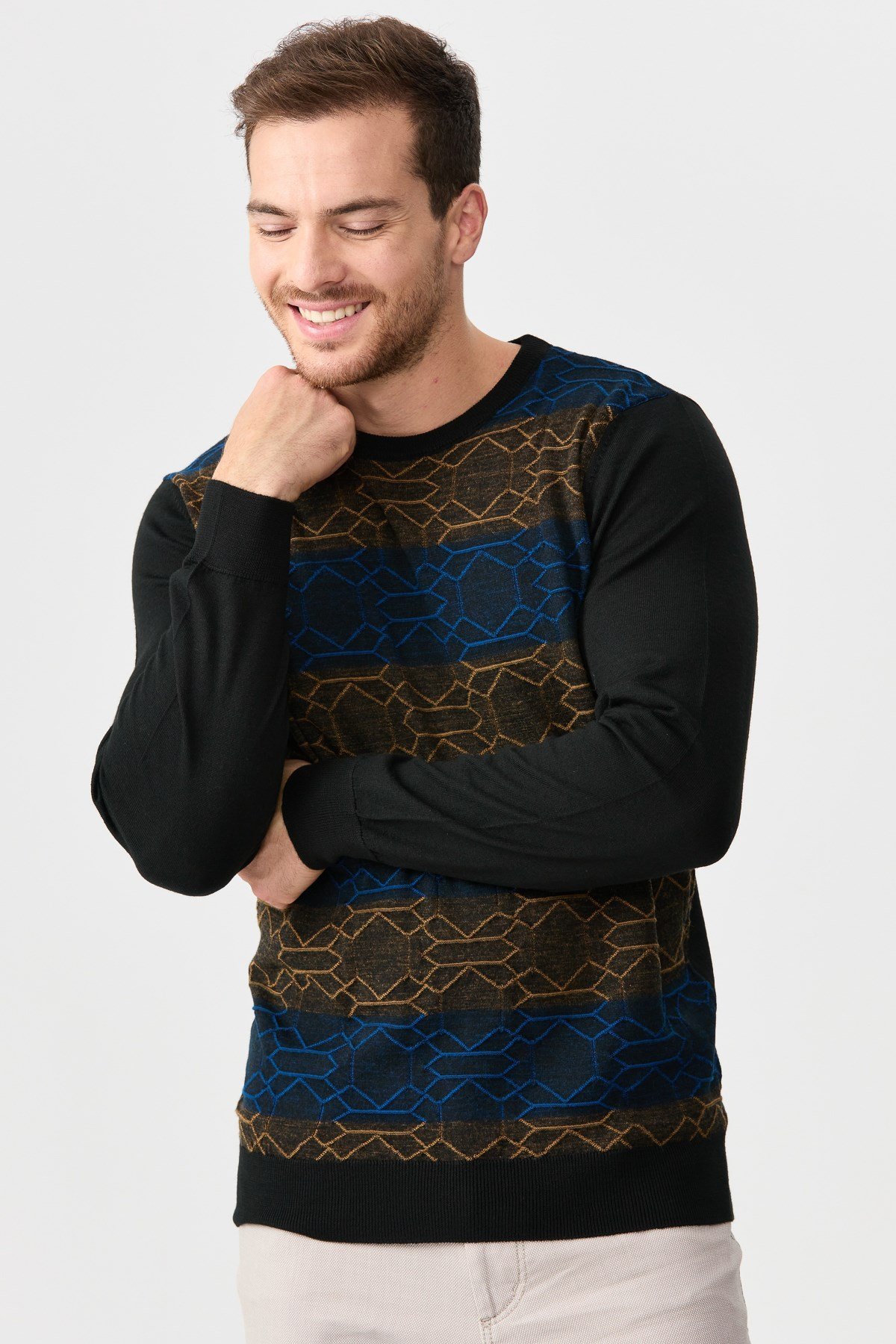 22611Erkek Önü Desenli Yün Kazak Siyah