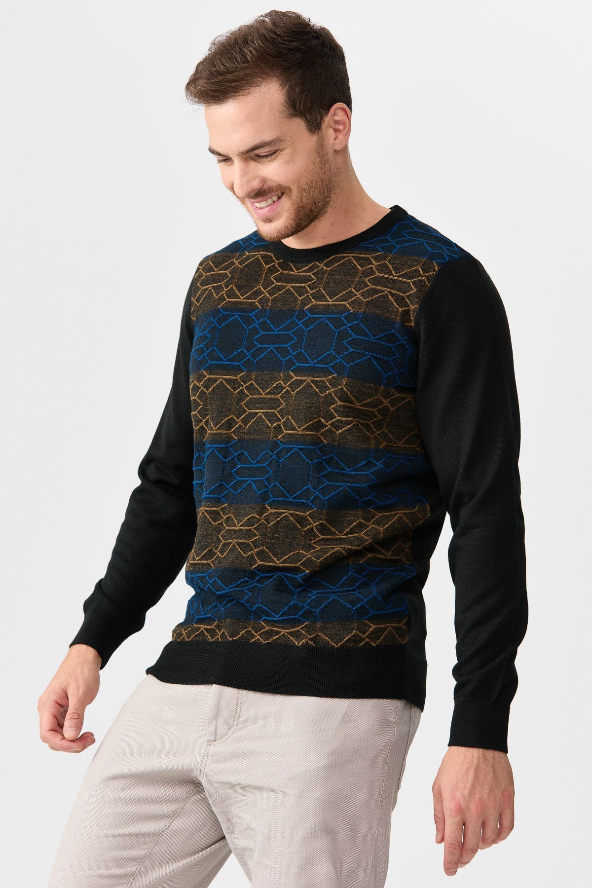 22611Erkek Önü Desenli Yün Kazak Siyah