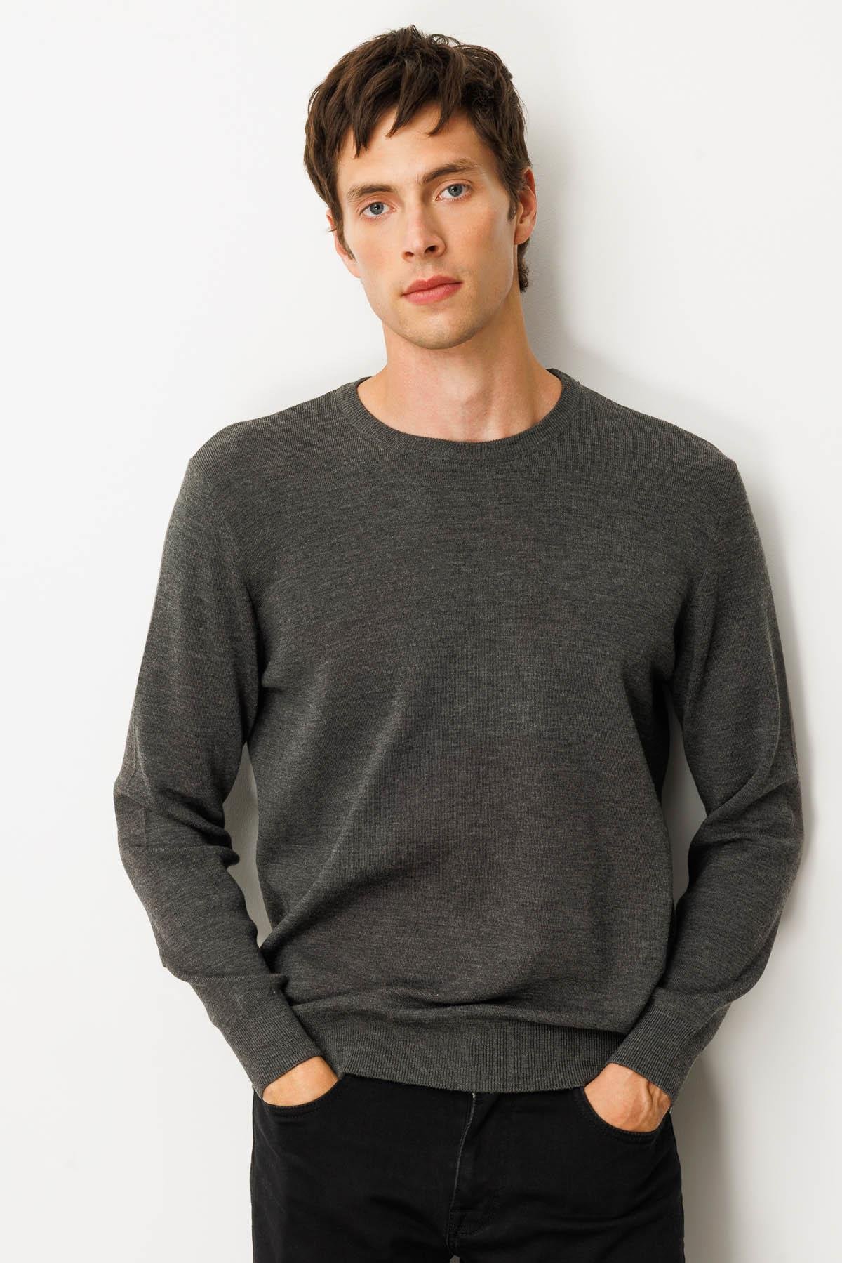 25600Erkek Polo Yaka Çelik Örgü Yün Kazak K.Füme