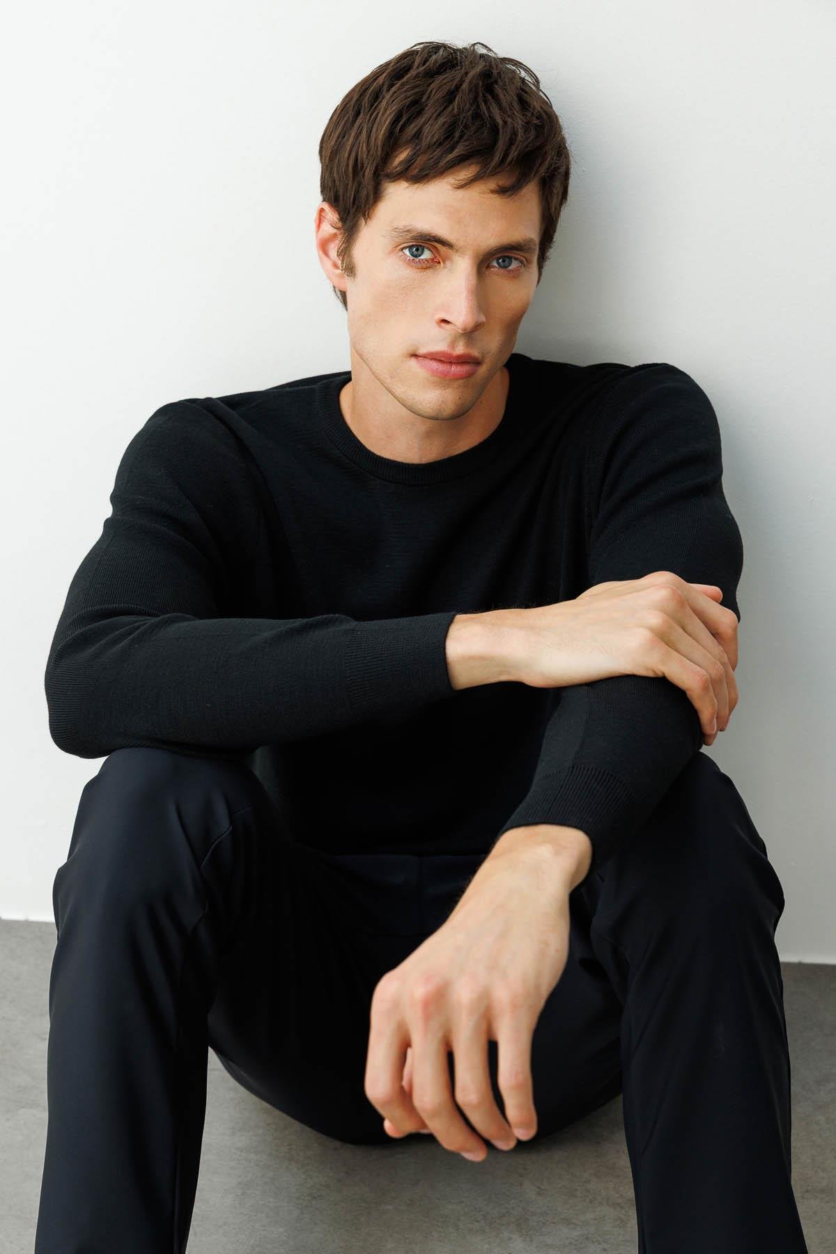 25600Erkek Polo Yaka Çelik Örgü Yün Kazak Siyah