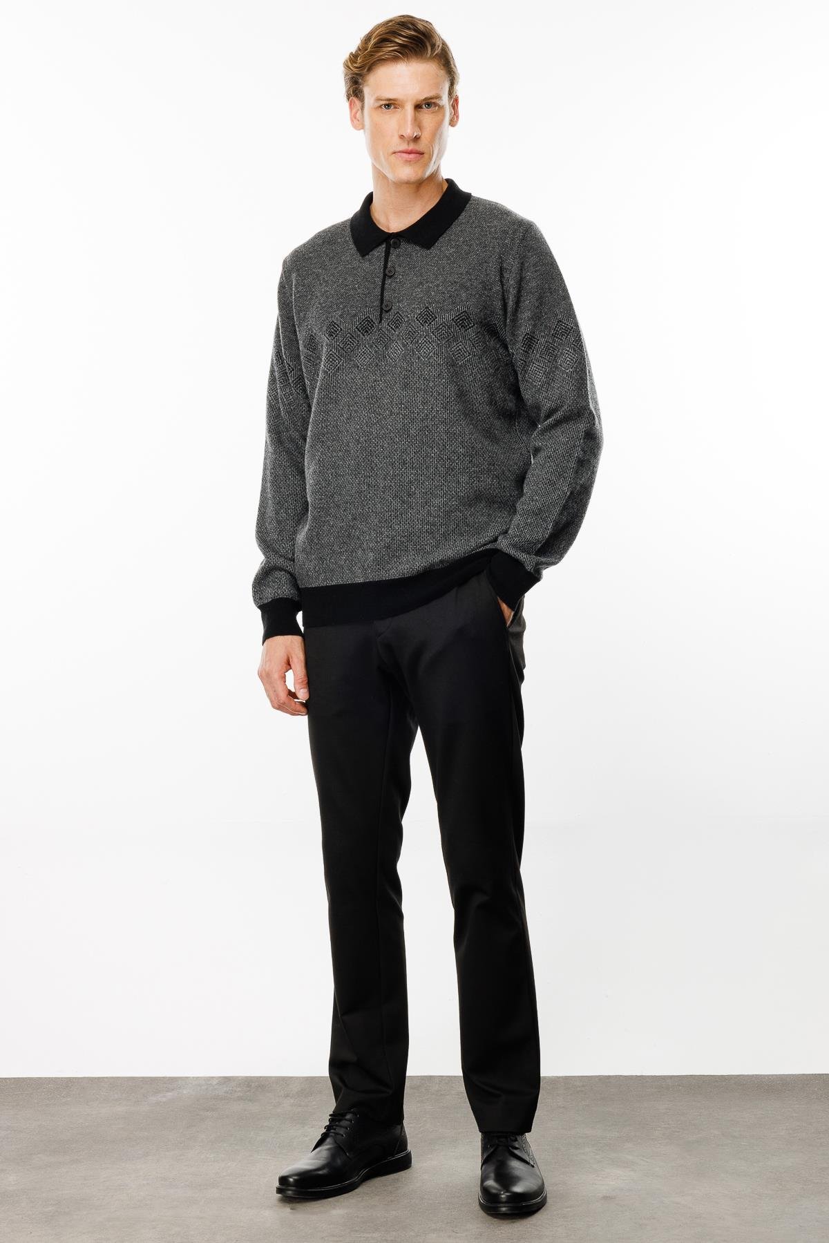 24520Erkek Polo Yaka Göğsü Baklava Desenli Yün Kazak Siyah