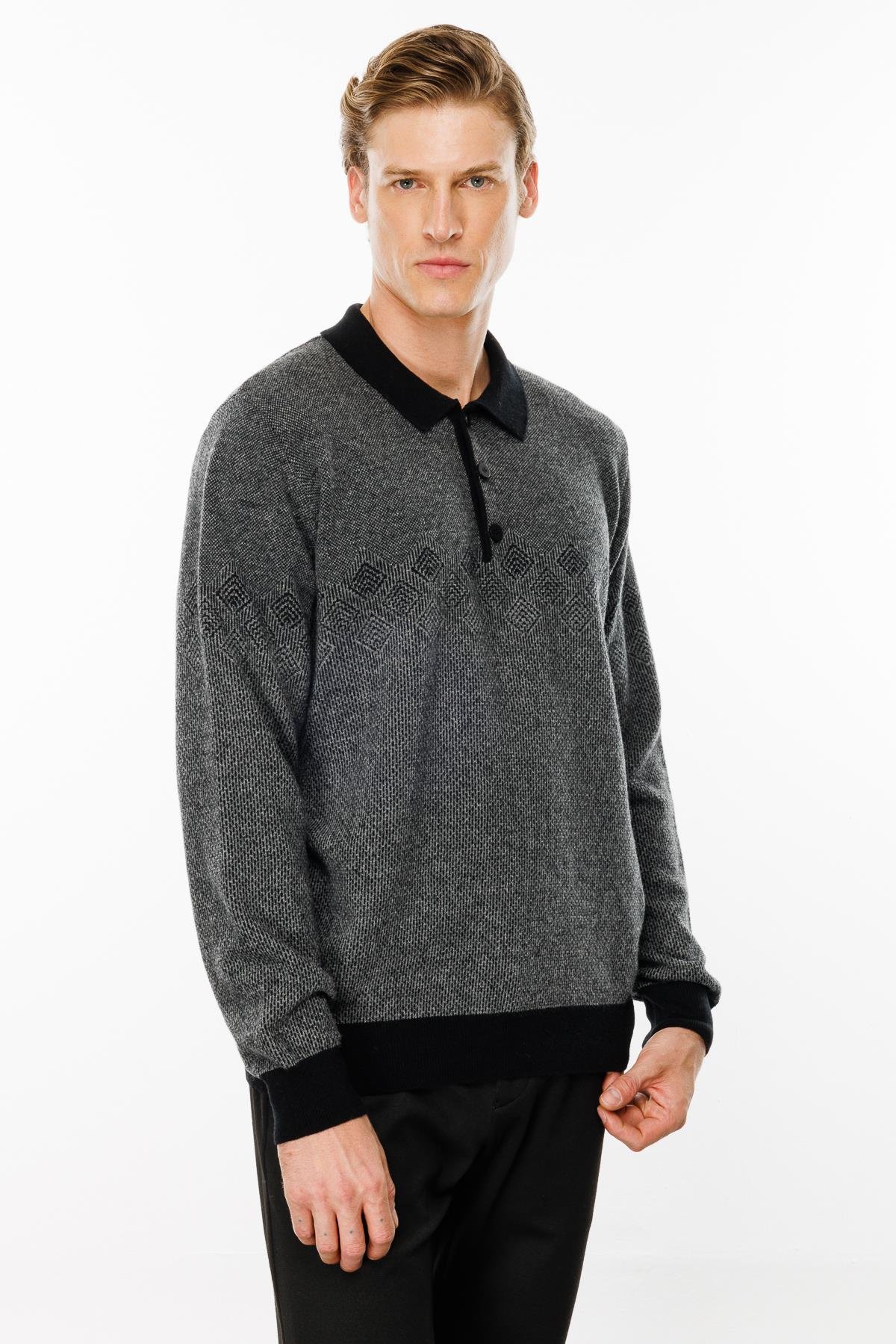 24520Erkek Polo Yaka Göğsü Baklava Desenli Yün Kazak Siyah