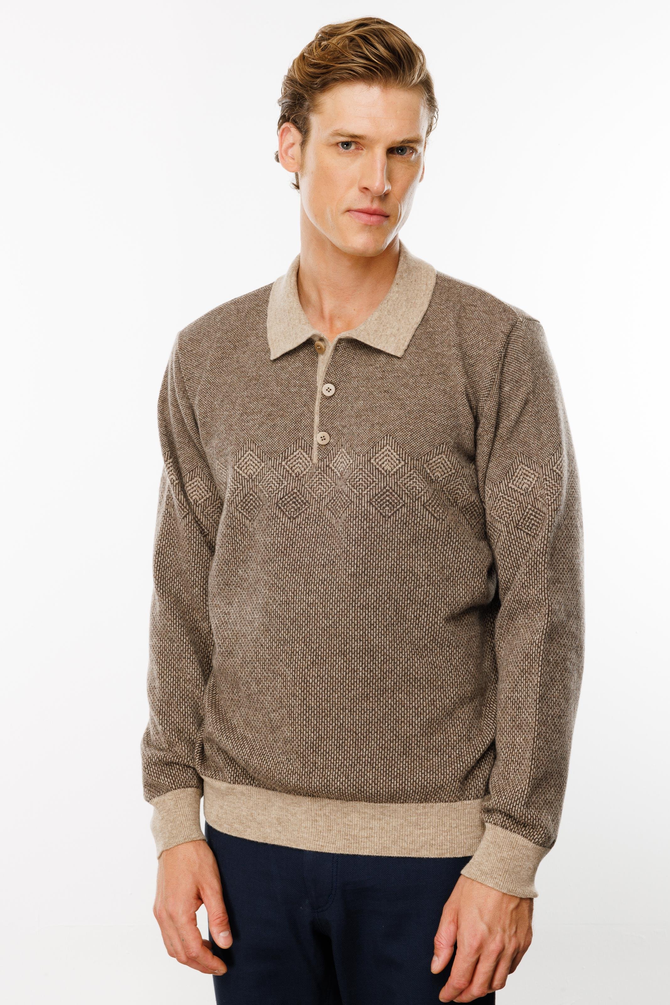 24520Erkek Polo Yaka Göğsü Baklava Desenli Yün Kazak K.Bej