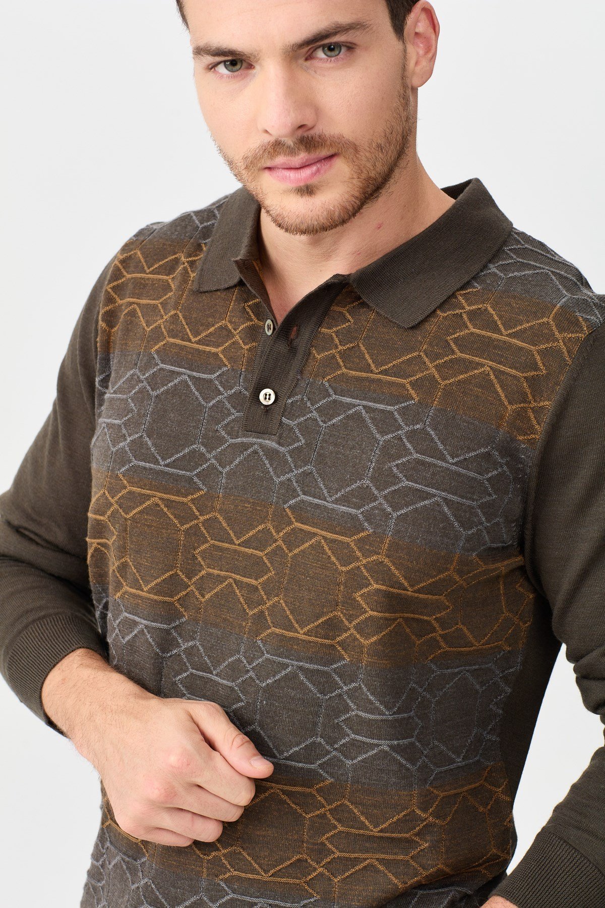 22613Erkek Polo Yaka Önü Desenli Kazak D.Kahve
