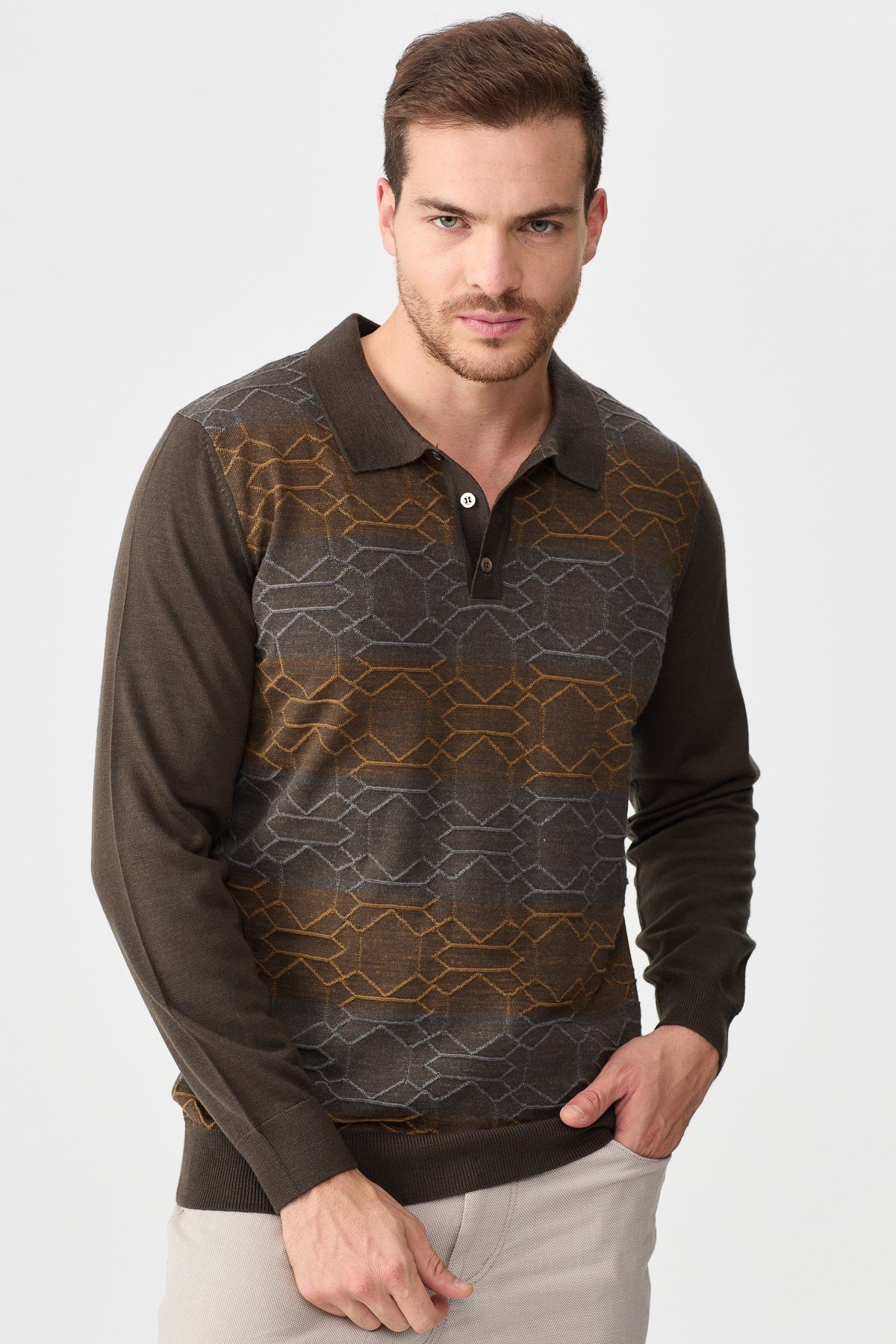 22613Erkek Polo Yaka Önü Desenli Kazak D.Kahve