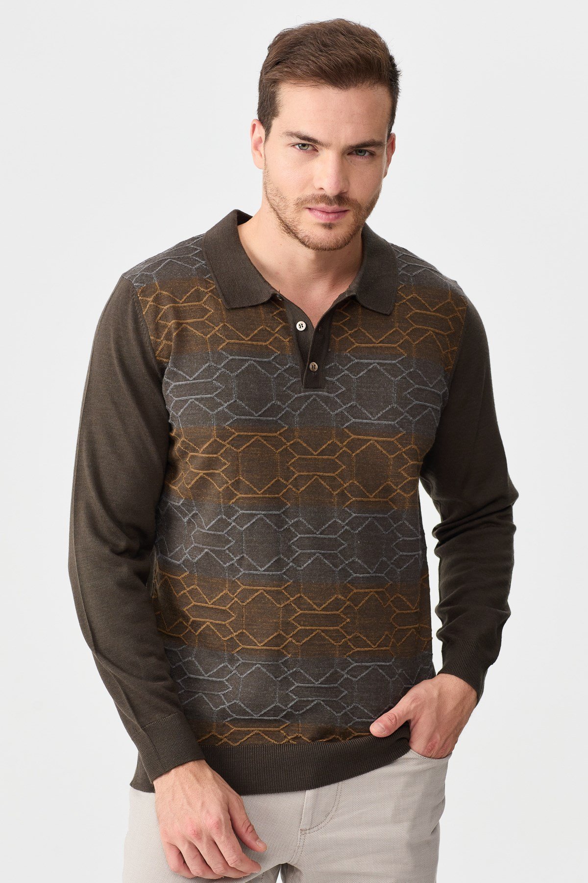 22613Erkek Polo Yaka Önü Desenli Kazak D.Kahve