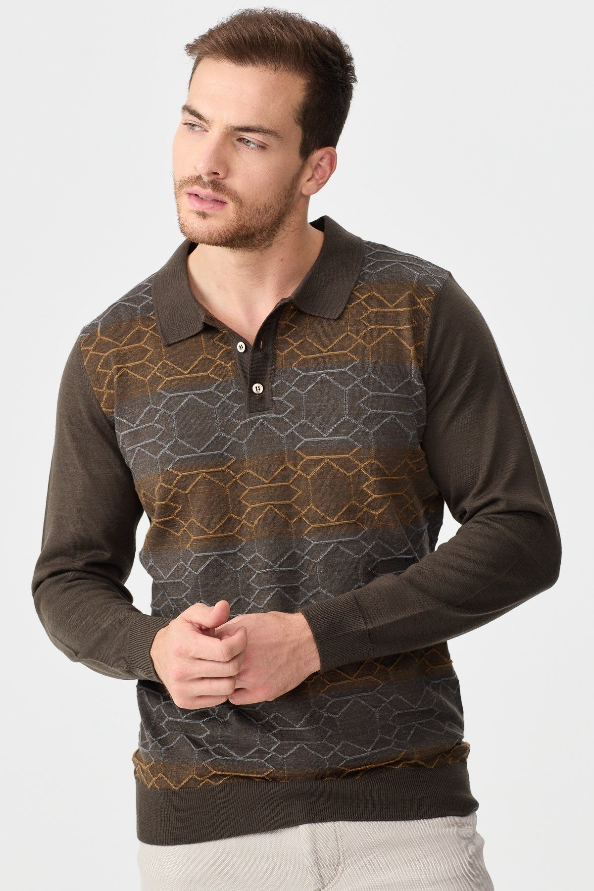 22613Erkek Polo Yaka Önü Desenli Kazak D.Kahve