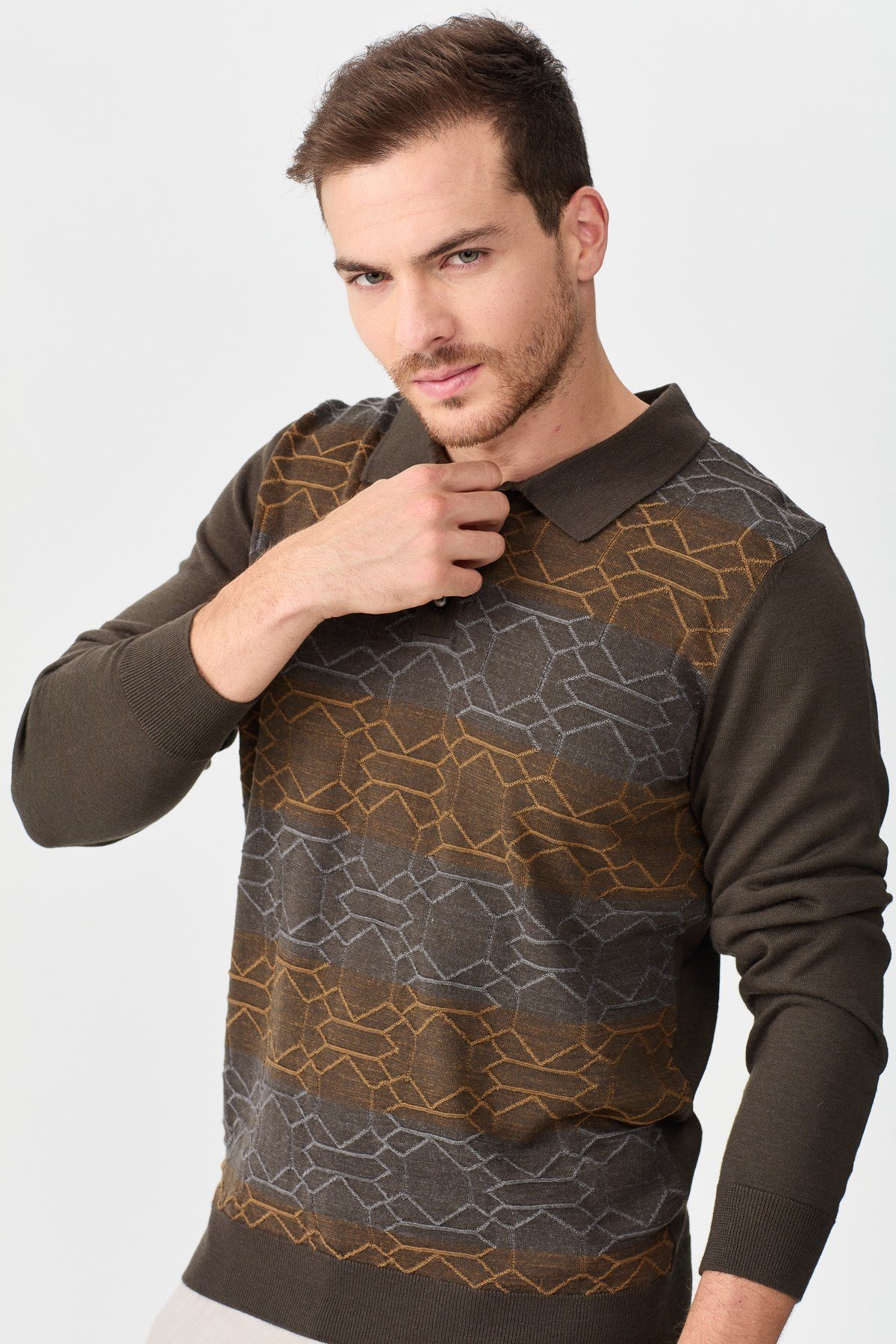 22613Erkek Polo Yaka Önü Desenli Kazak D.Kahve