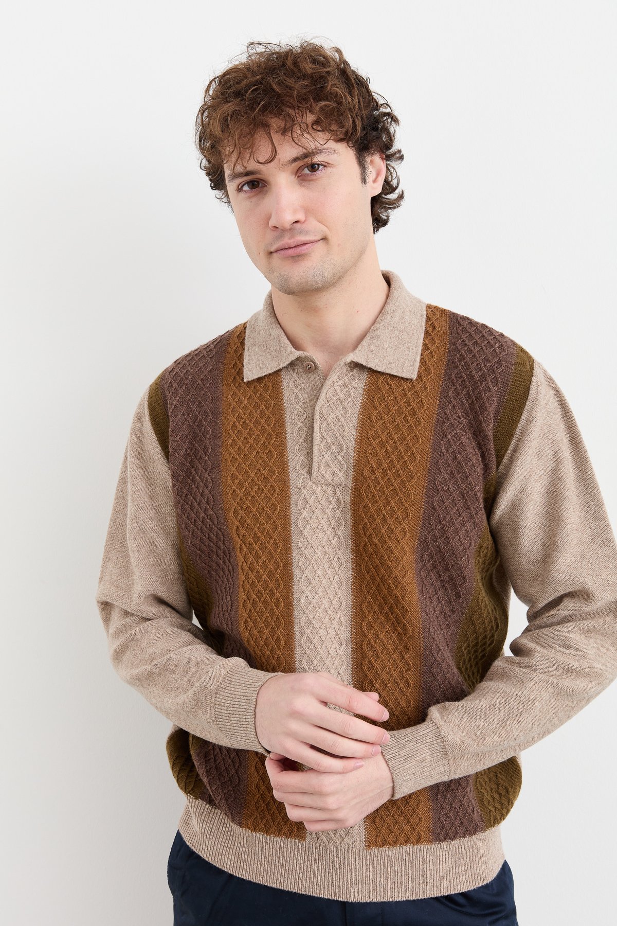 23507Erkek Polo Yaka Önü Desenli Yün Kazak K.Bej