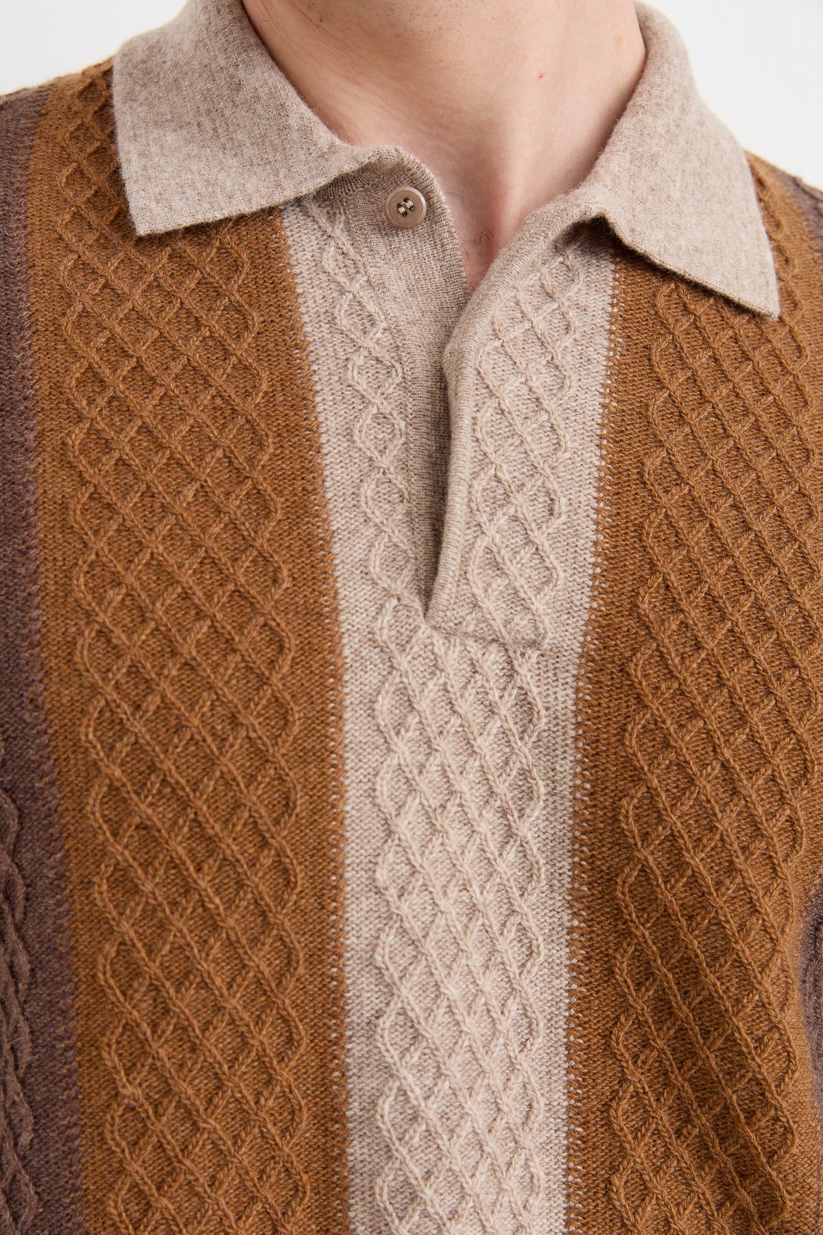 23507Erkek Polo Yaka Önü Desenli Yün Kazak K.Bej