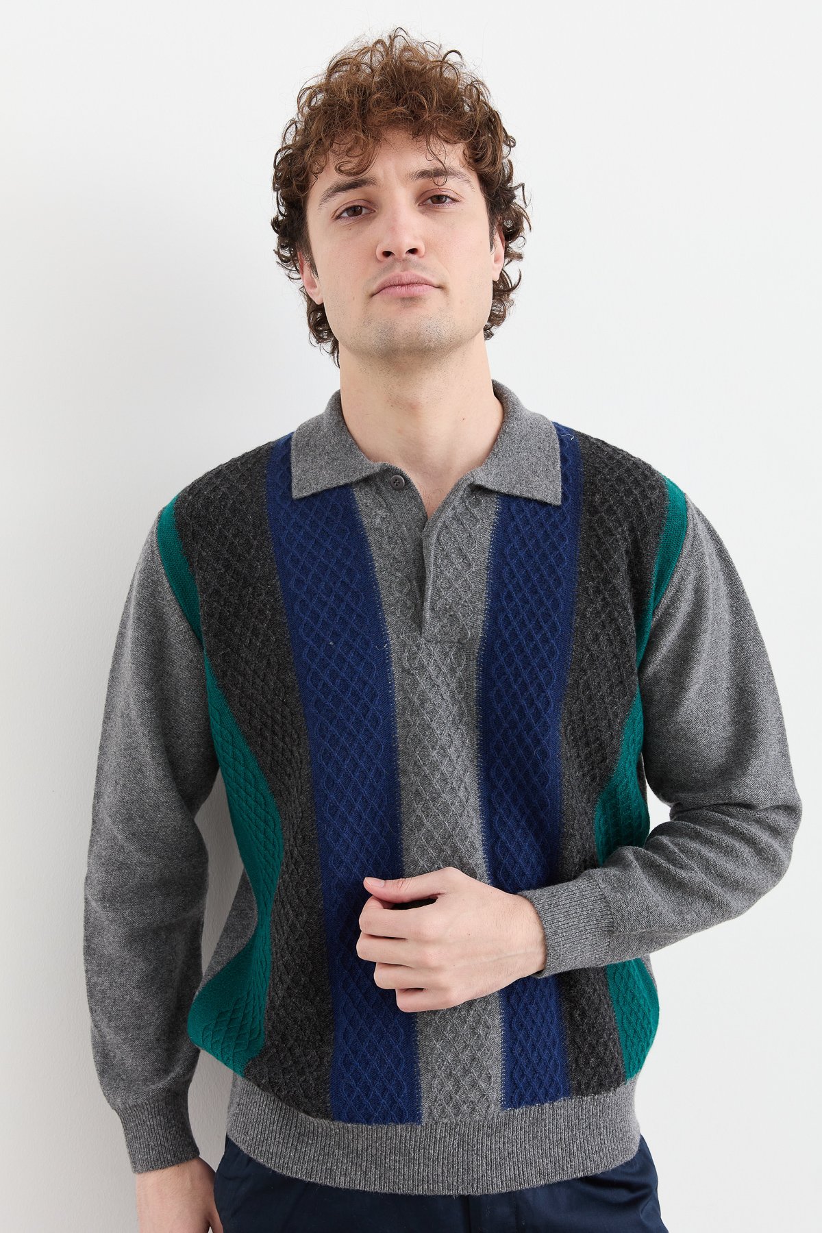 23507Erkek Polo Yaka Önü Desenli Yün Kazak Füme