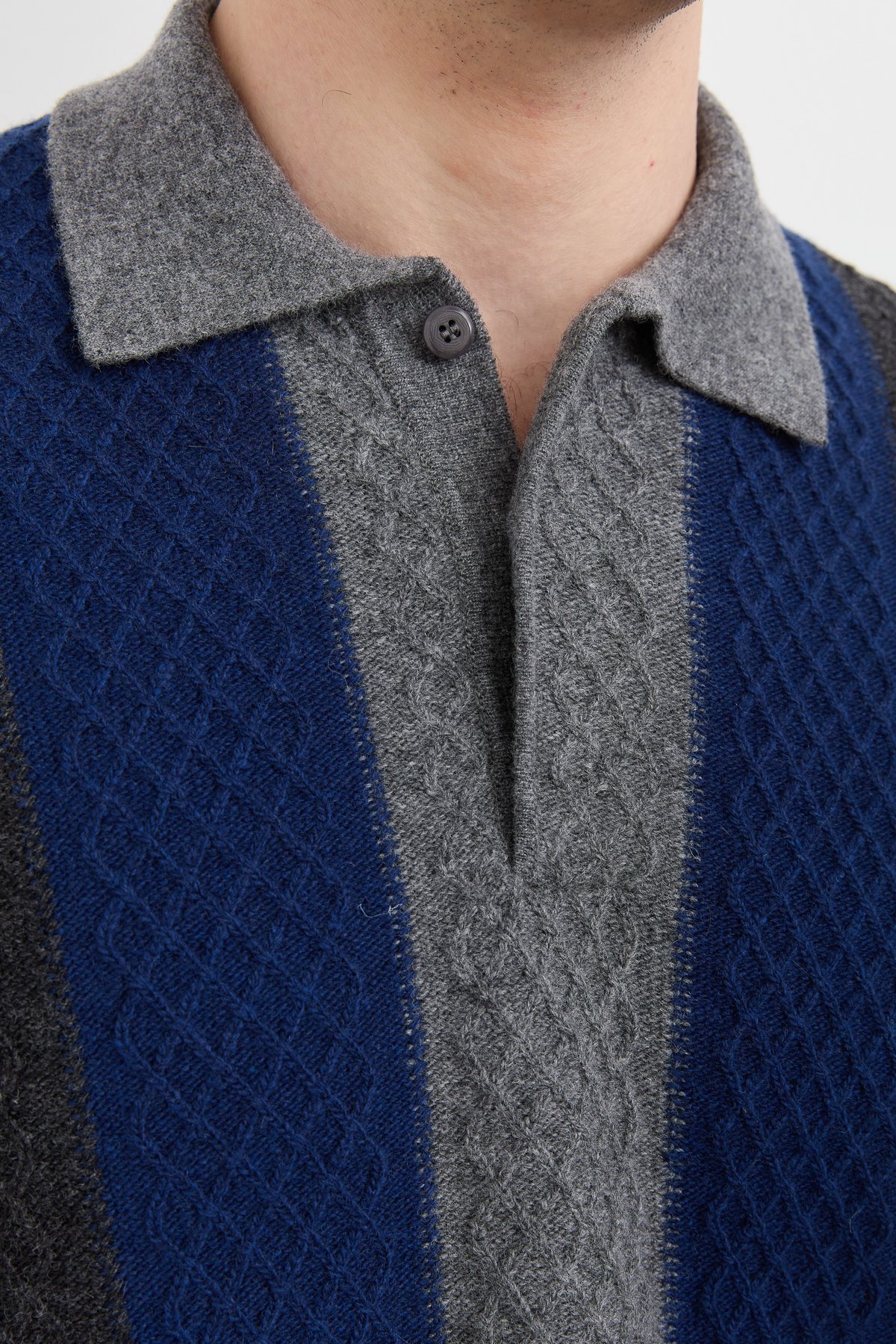 23507Erkek Polo Yaka Önü Desenli Yün Kazak Füme