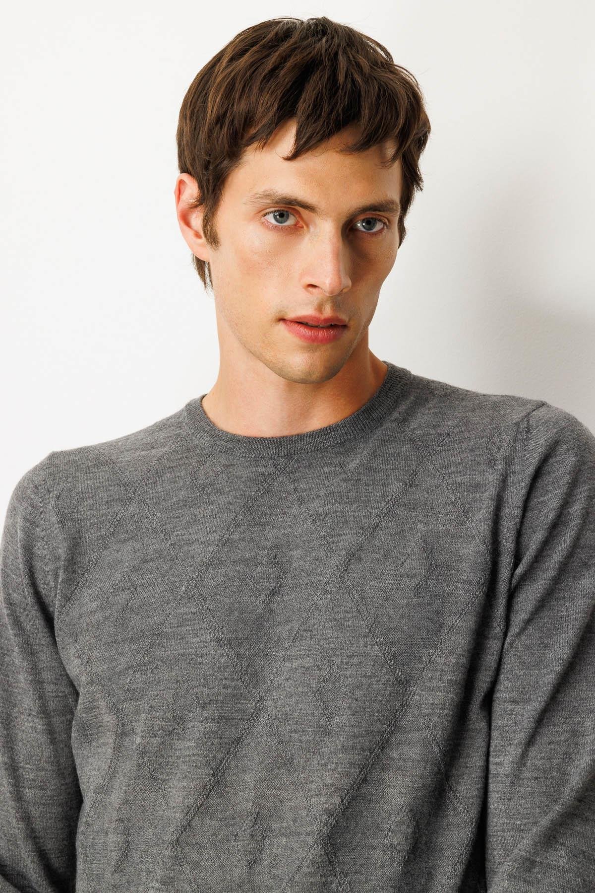 25603Erkek Sıfır Yaka Çizgili Baklavalı Yün Kazak Füme