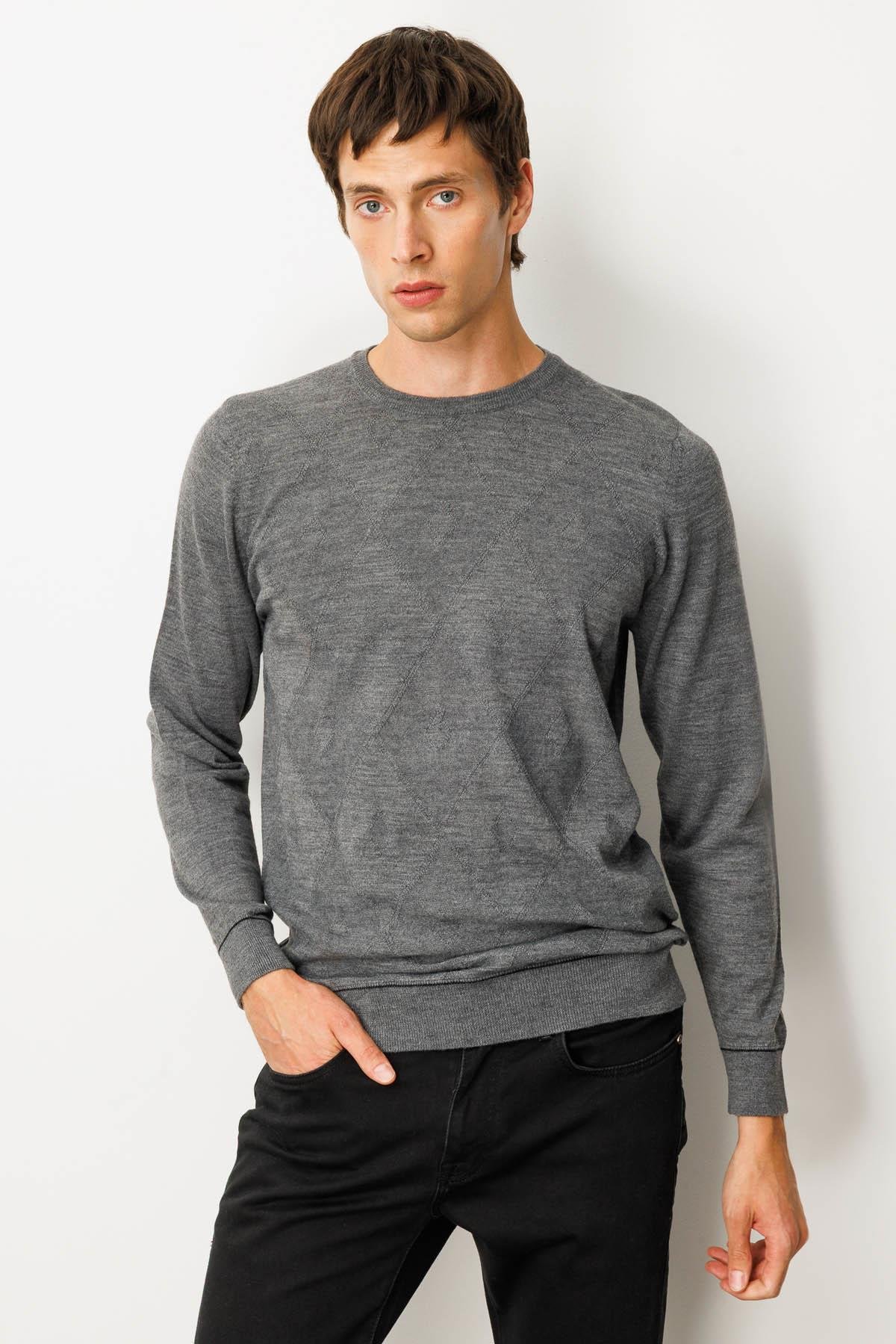 25603Erkek Sıfır Yaka Çizgili Baklavalı Yün Kazak Füme