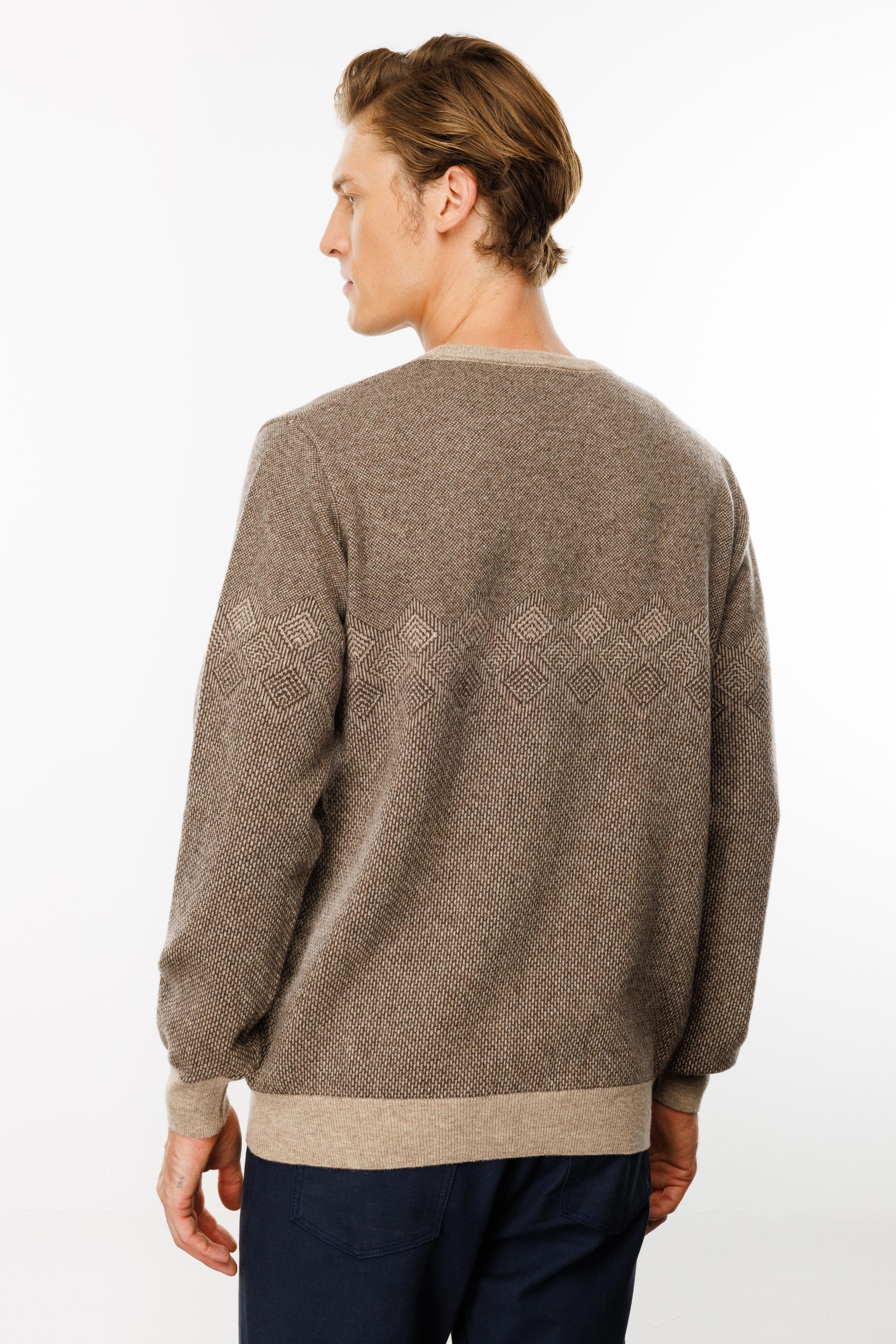 24519Erkek Sıfır Yaka Göğsü Baklava Desenli Yün Kazak K.Bej