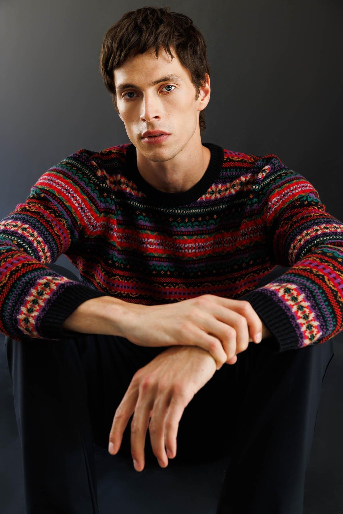 25511Erkek Sıfır Yaka Jakarlı Yün Kazak Siyah