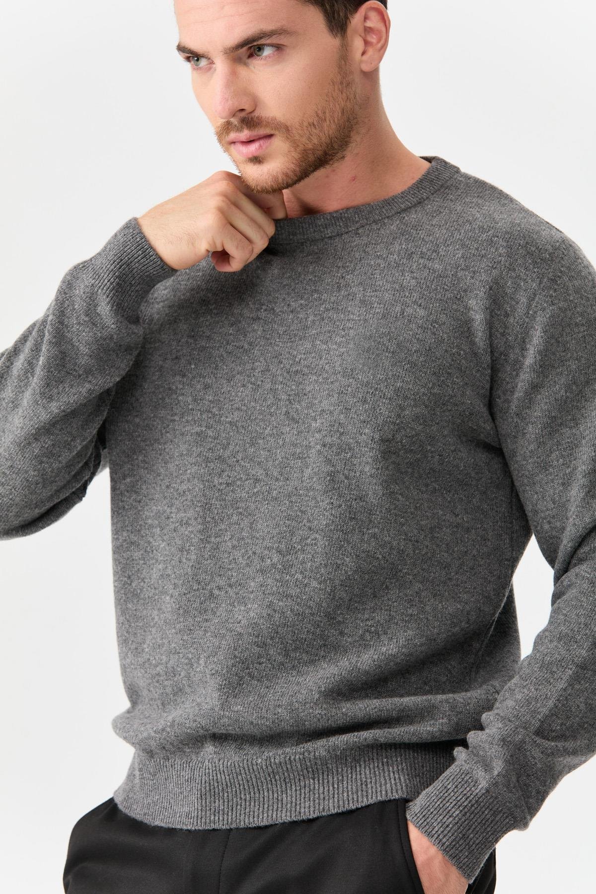 22581Мужской классический шерстяной свитер с круглым вырезом дымчатый