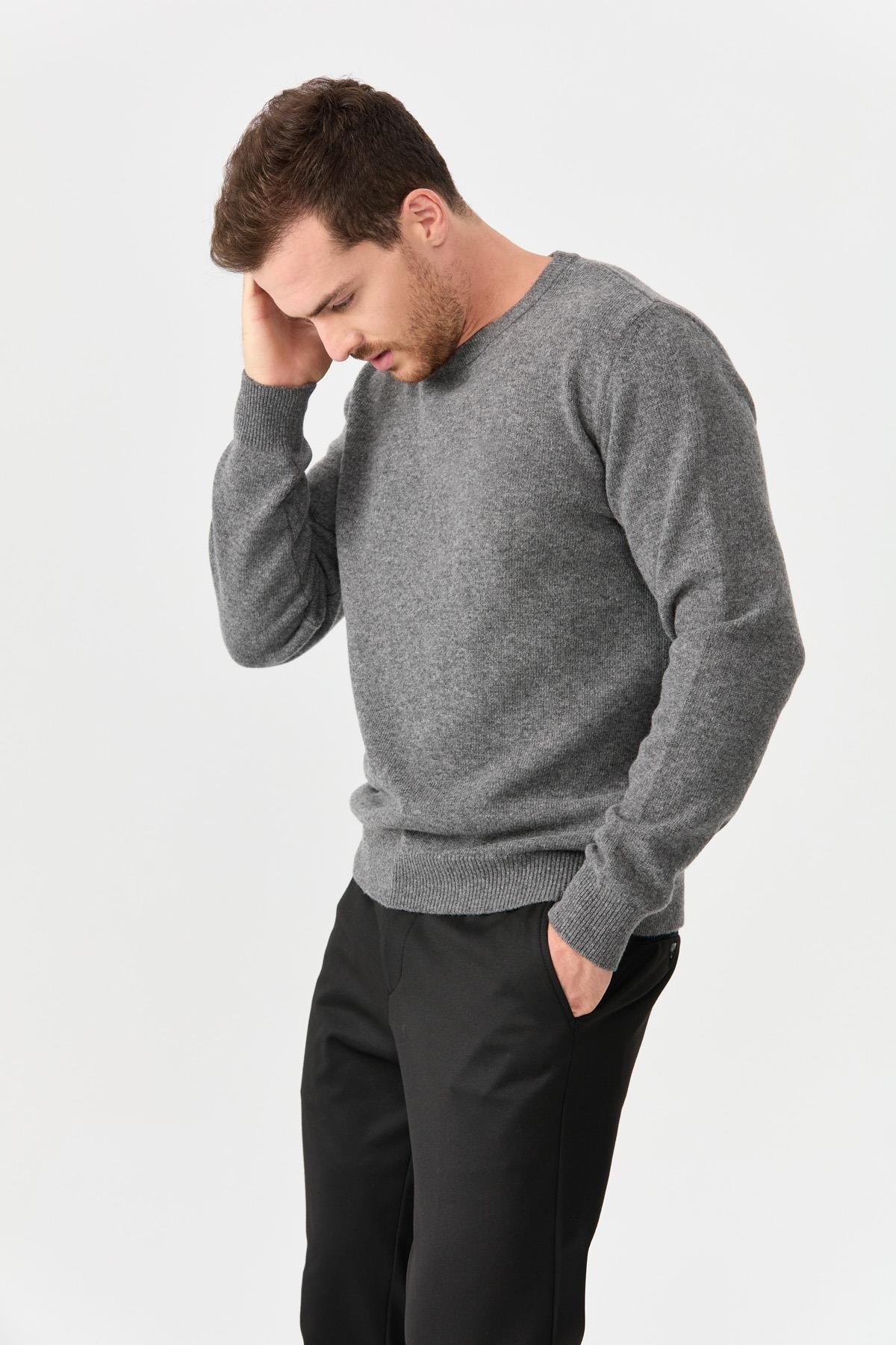 22581Мужской классический шерстяной свитер с круглым вырезом дымчатый