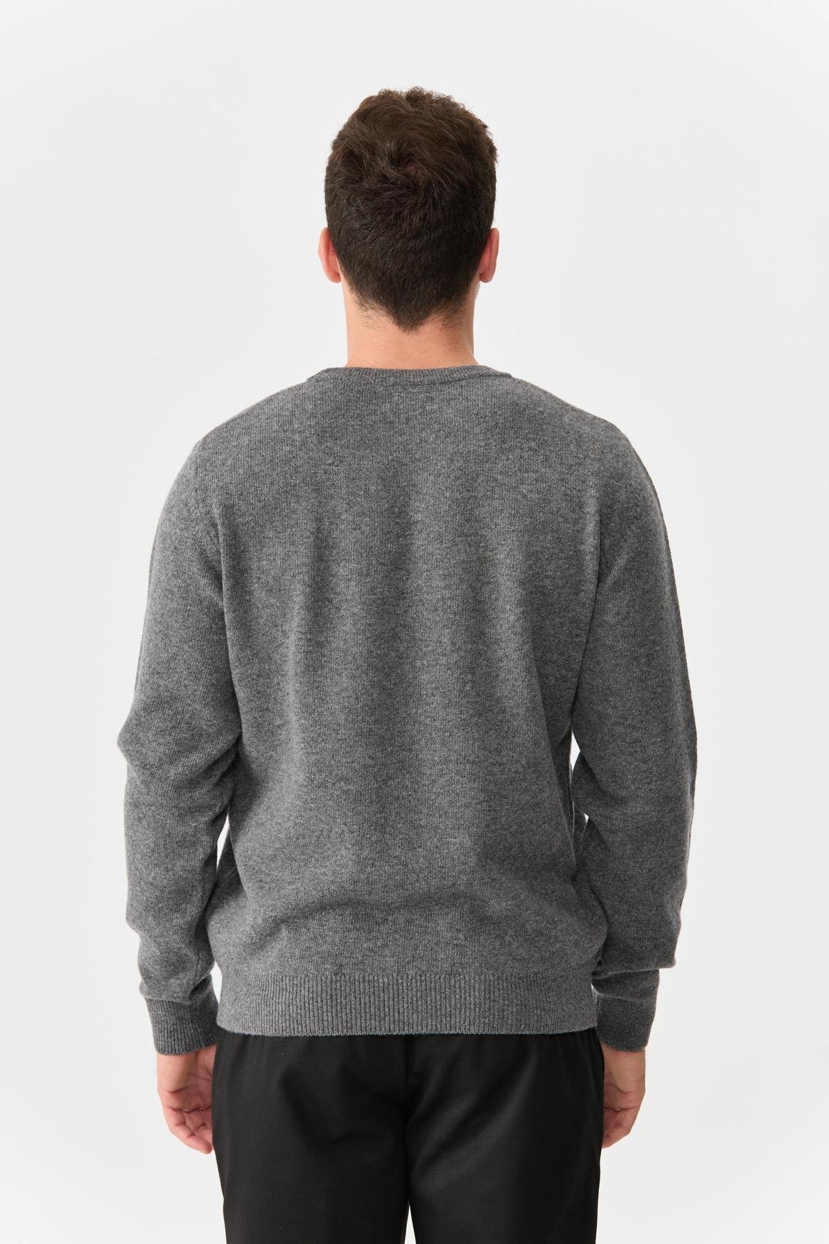 22581Мужской классический шерстяной свитер с круглым вырезом дымчатый