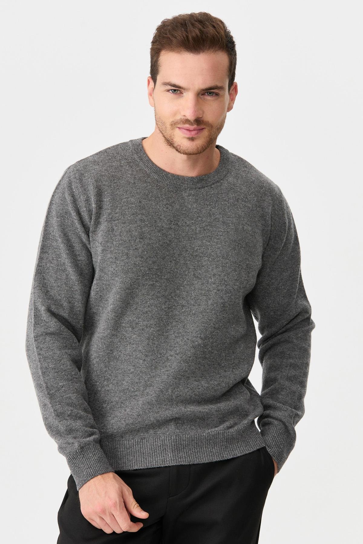 22581Мужской классический шерстяной свитер с круглым вырезом дымчатый