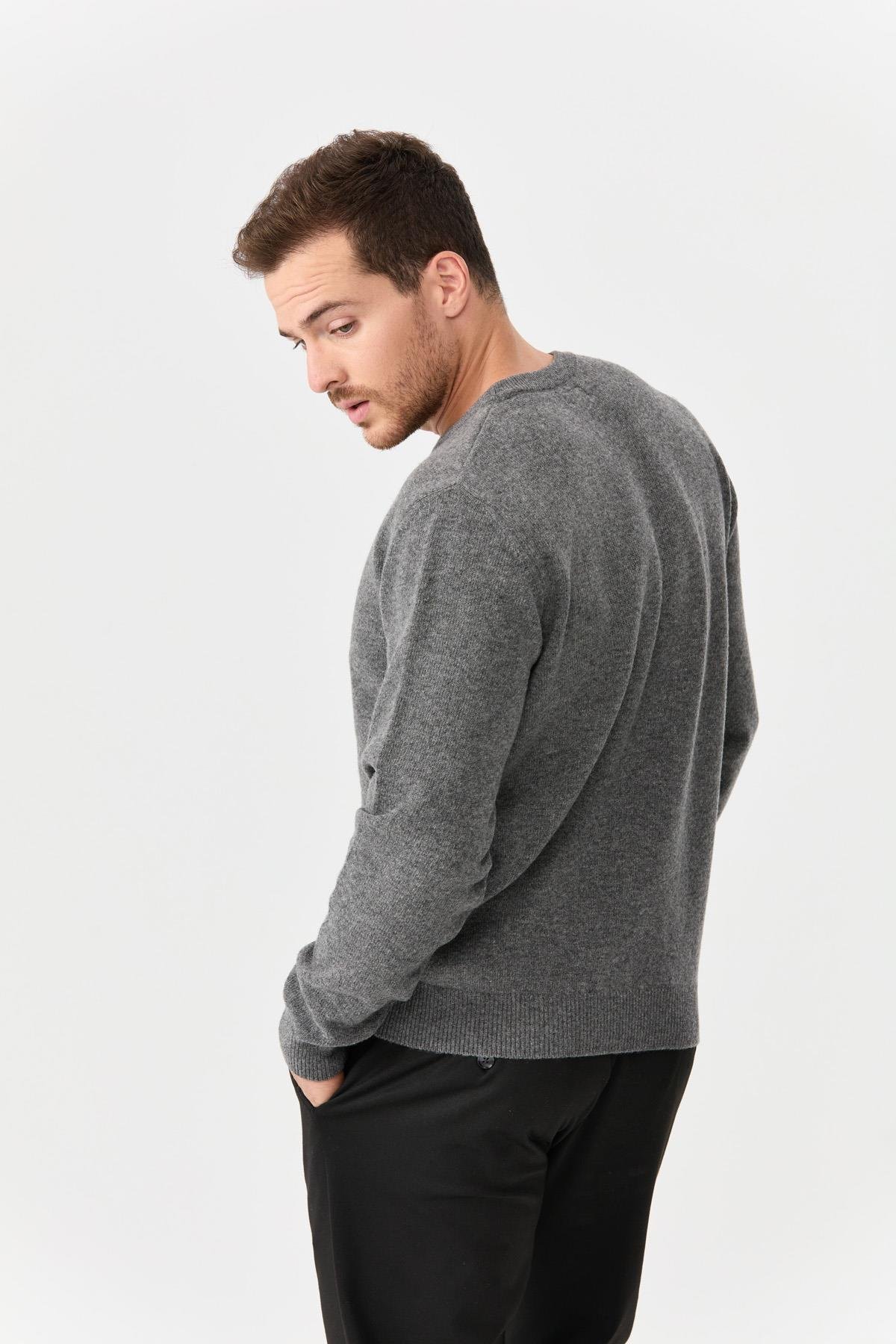 22581Мужской классический шерстяной свитер с круглым вырезом дымчатый