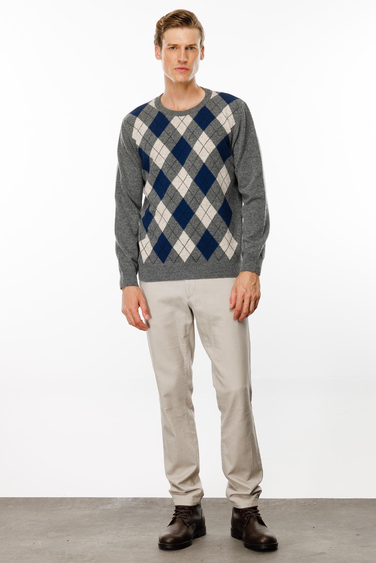 24511Erkek Sıfır Yaka Önü Baklava Desenli Kazak Füme