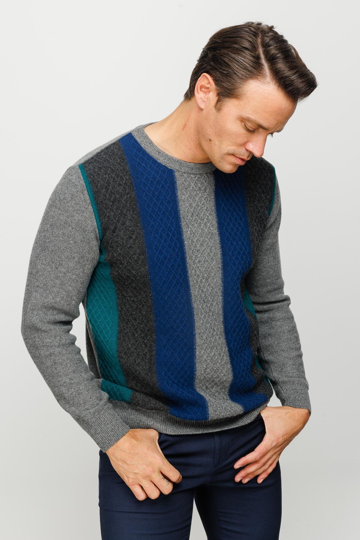 23505Erkek Sıfır Yaka Önü Renkli Yürütmeli Yün Kazak Füme