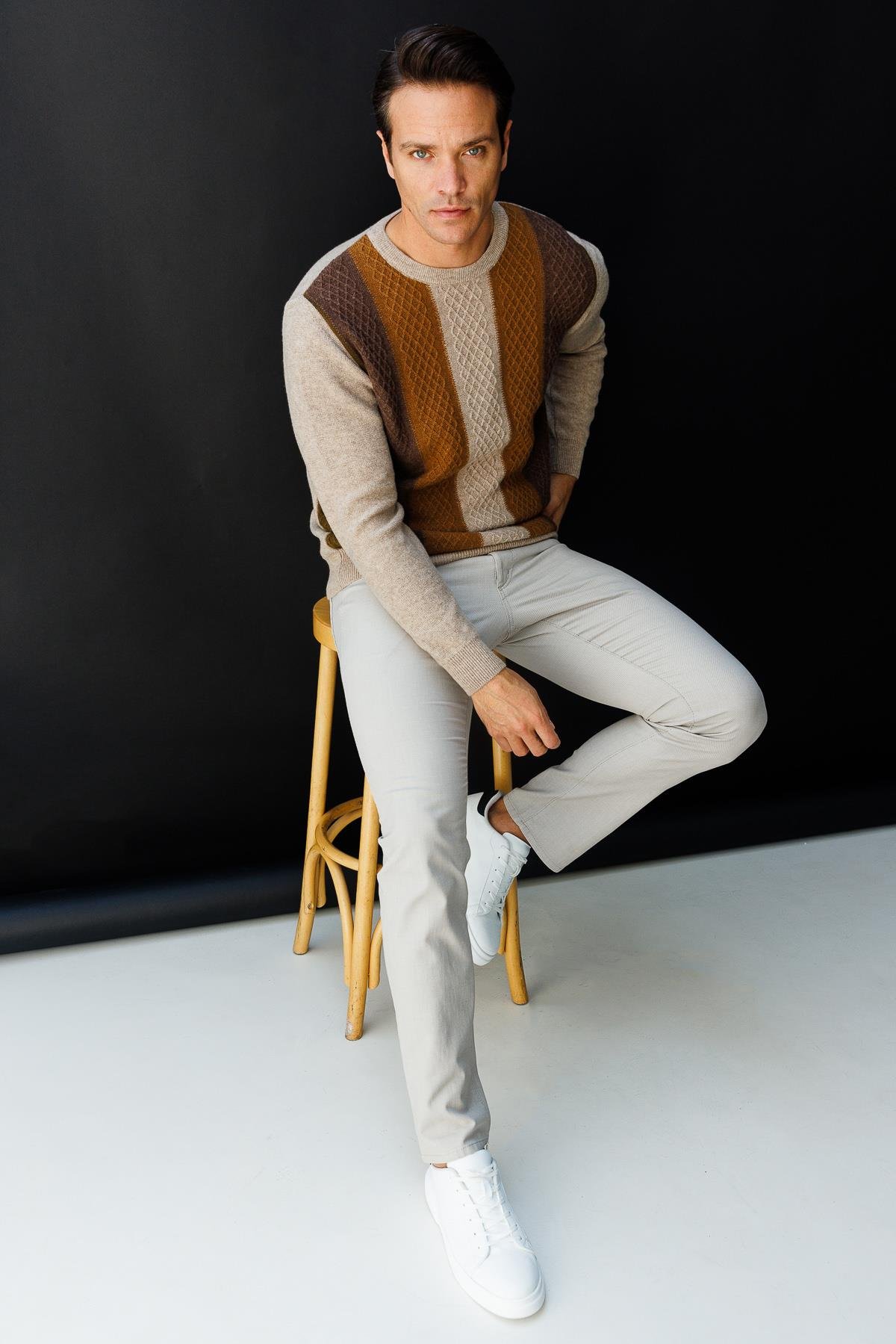 23505Erkek Sıfır Yaka Önü Renkli Yürütmeli Yün Kazak K.Bej