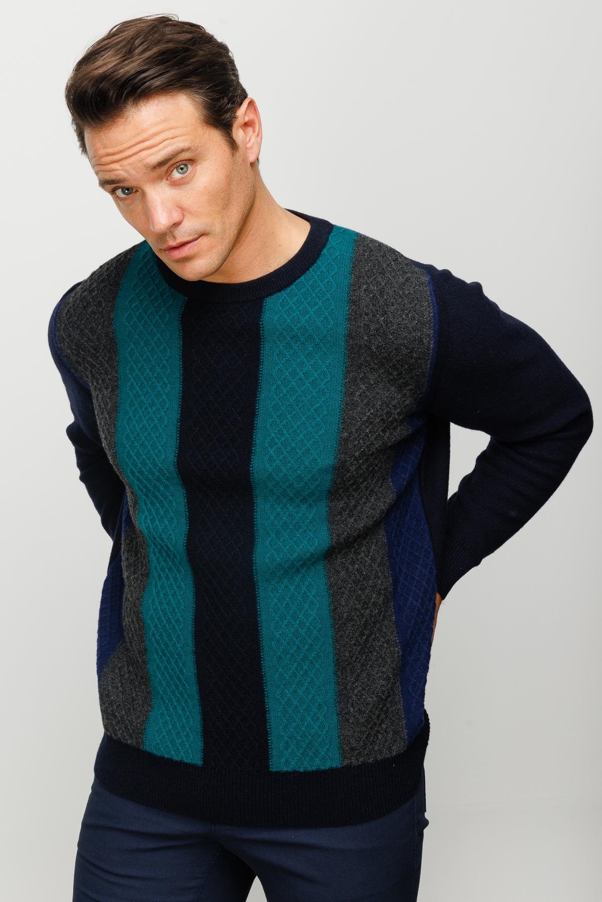 23505Erkek Sıfır Yaka Önü Renkli Yürütmeli Yün Kazak K.Lacivert