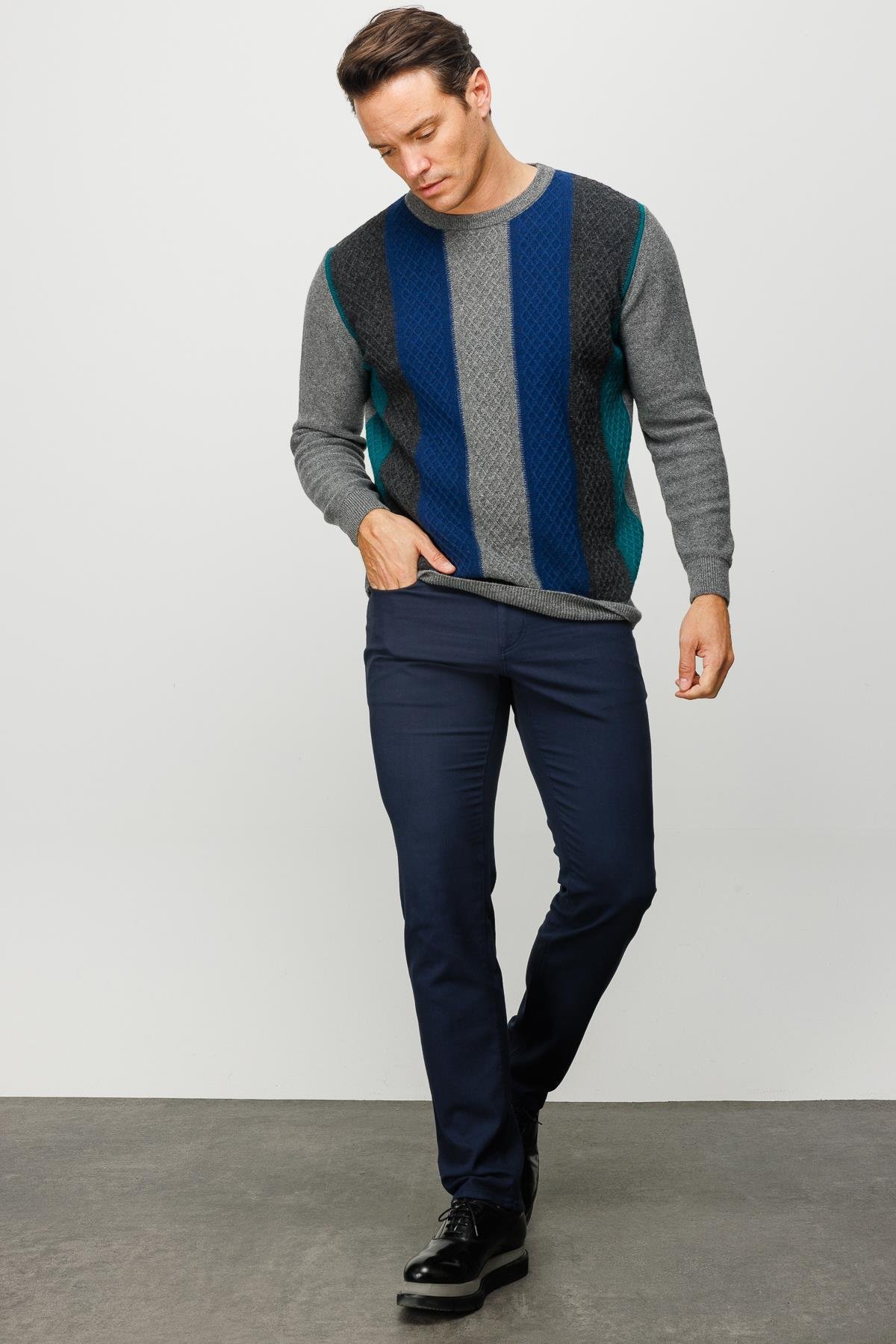 23505Erkek Sıfır Yaka Önü Renkli Yürütmeli Yün Kazak Füme