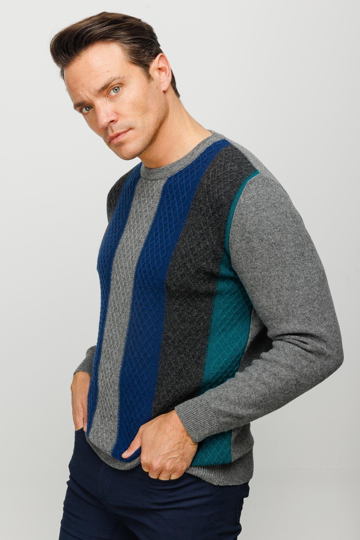 23505Erkek Sıfır Yaka Önü Renkli Yürütmeli Yün Kazak Füme