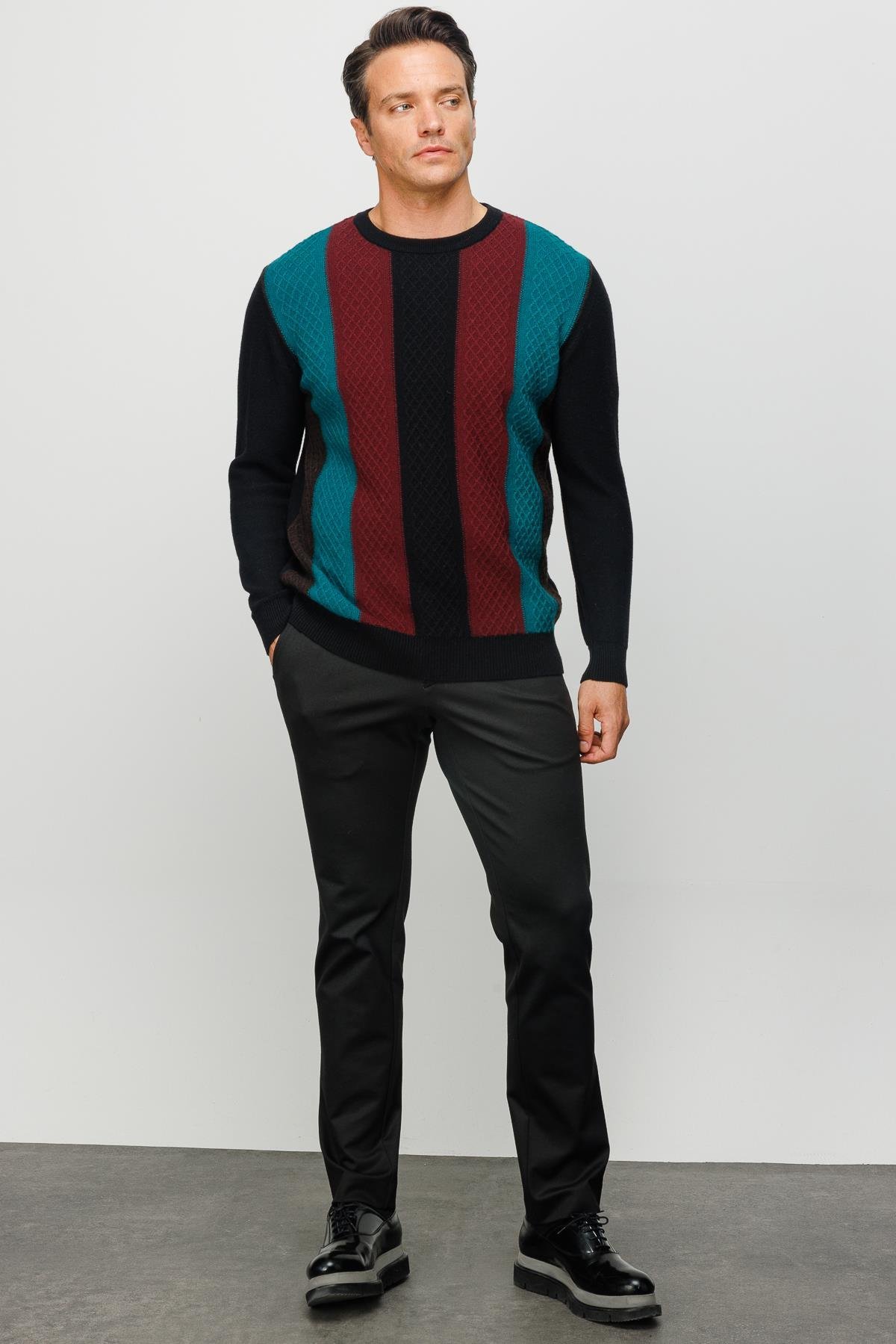 23505Erkek Sıfır Yaka Önü Renkli Yürütmeli Yün Kazak Siyah