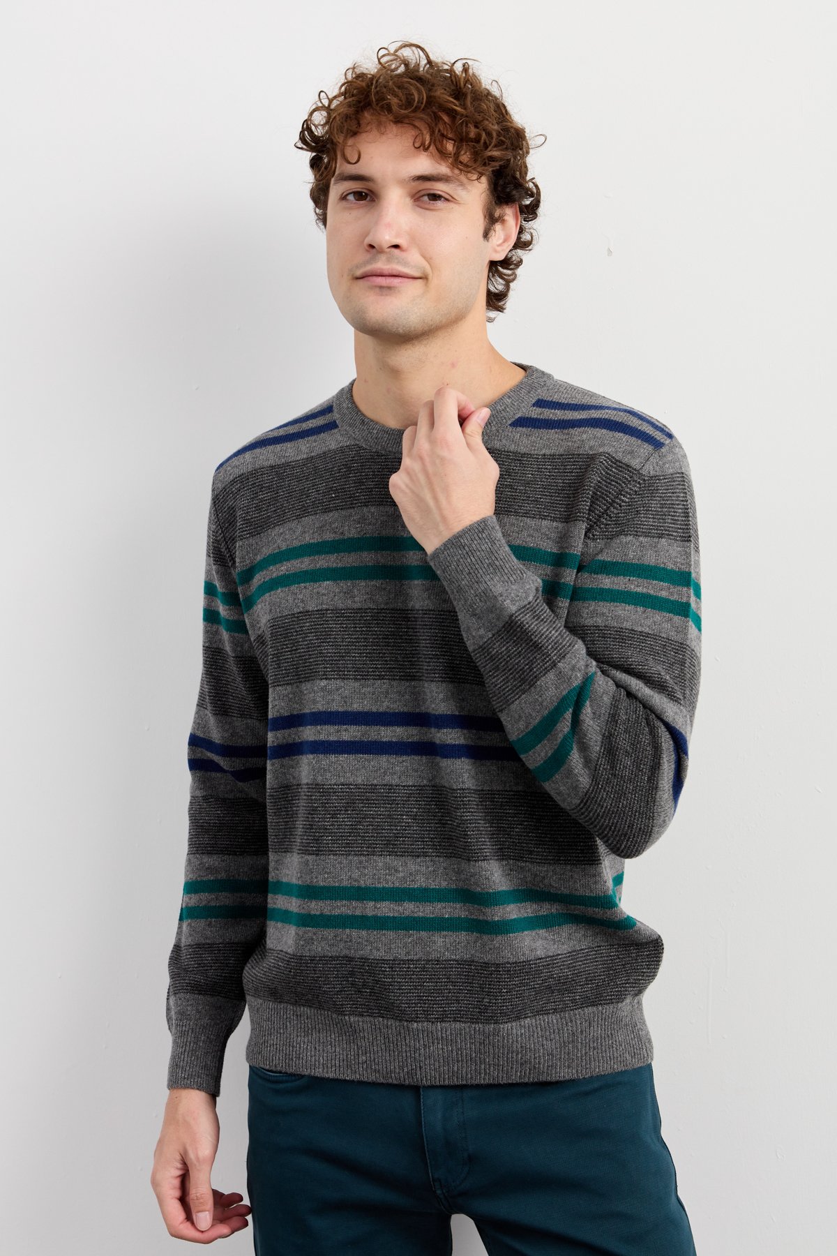 23500Erkek Sıfır Yaka Renkli Çizgili Klasik Yün Kazak Füme