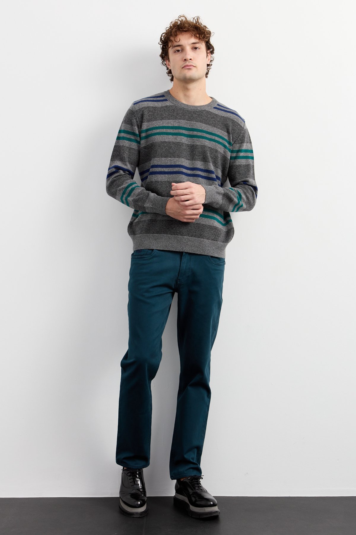 23500Erkek Sıfır Yaka Renkli Çizgili Klasik Yün Kazak Füme