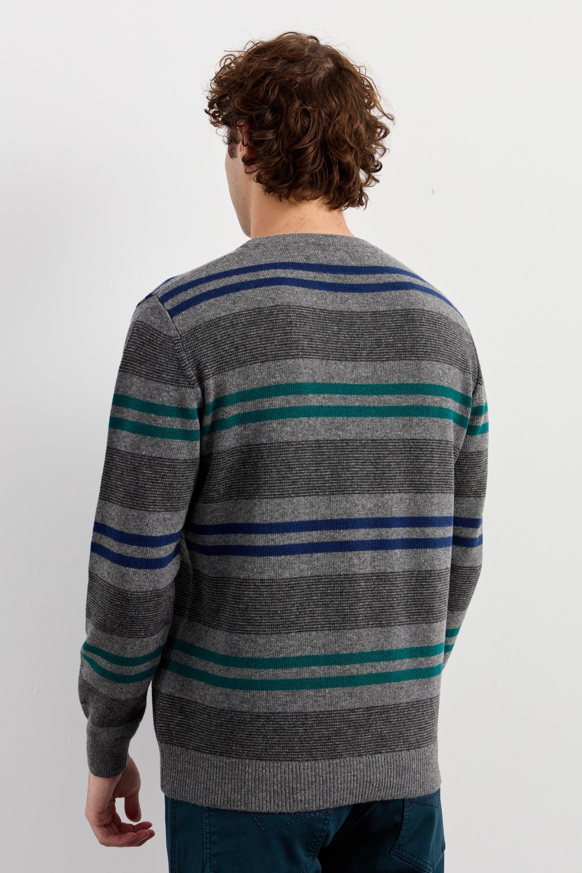 23500Erkek Sıfır Yaka Renkli Çizgili Klasik Yün Kazak Füme