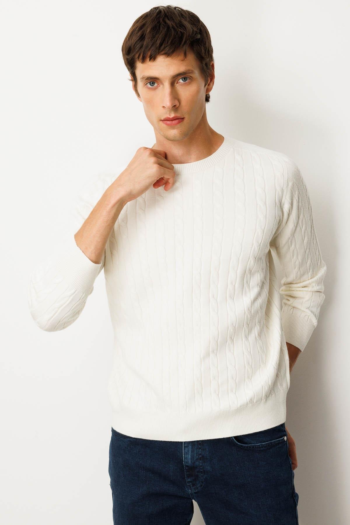 25500Erkek Sıfır Yaka Saç Örgülü Kazak Kemik