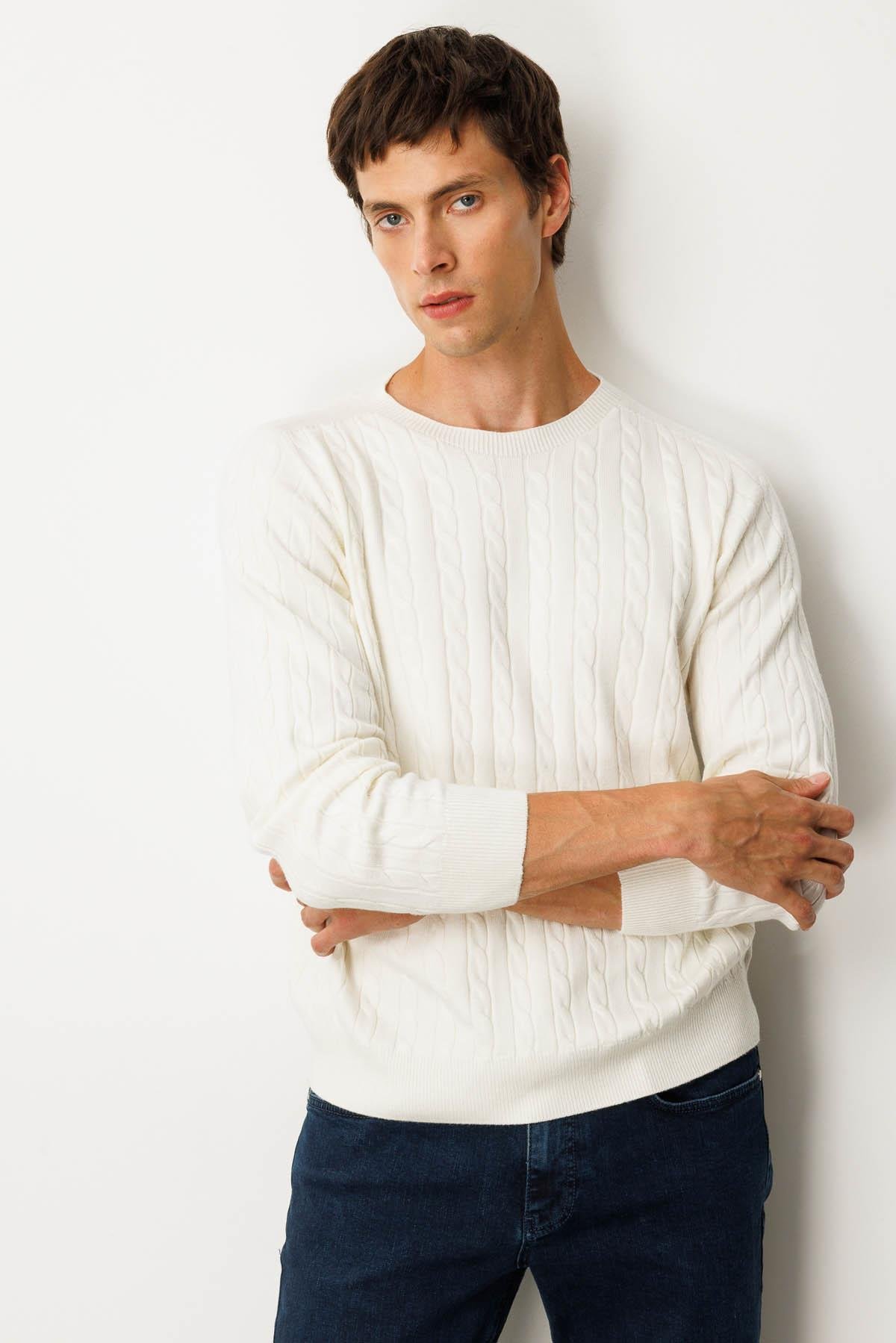 25500Erkek Sıfır Yaka Saç Örgülü Kazak Kemik