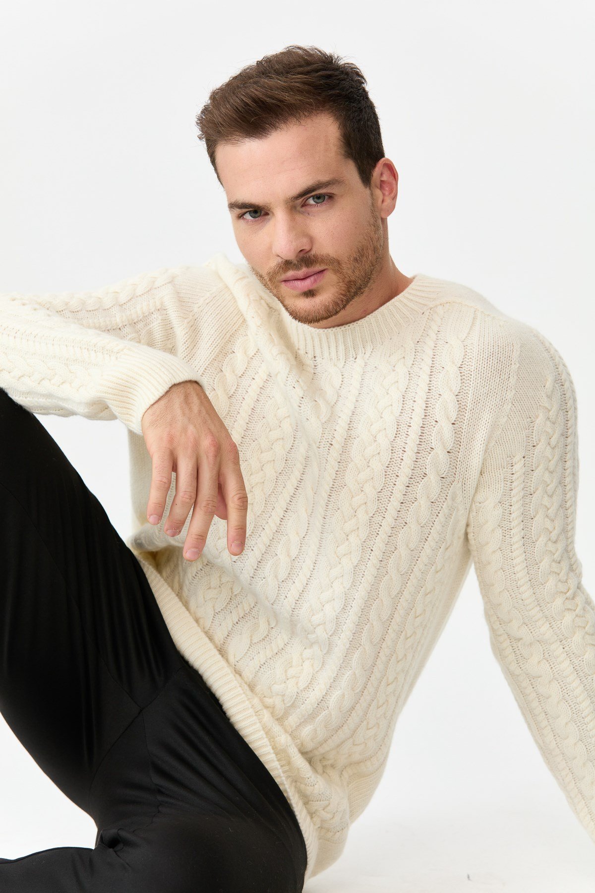 22588Мужской свитер с круглым вырезом из шерсти и трикотажа цвета кости