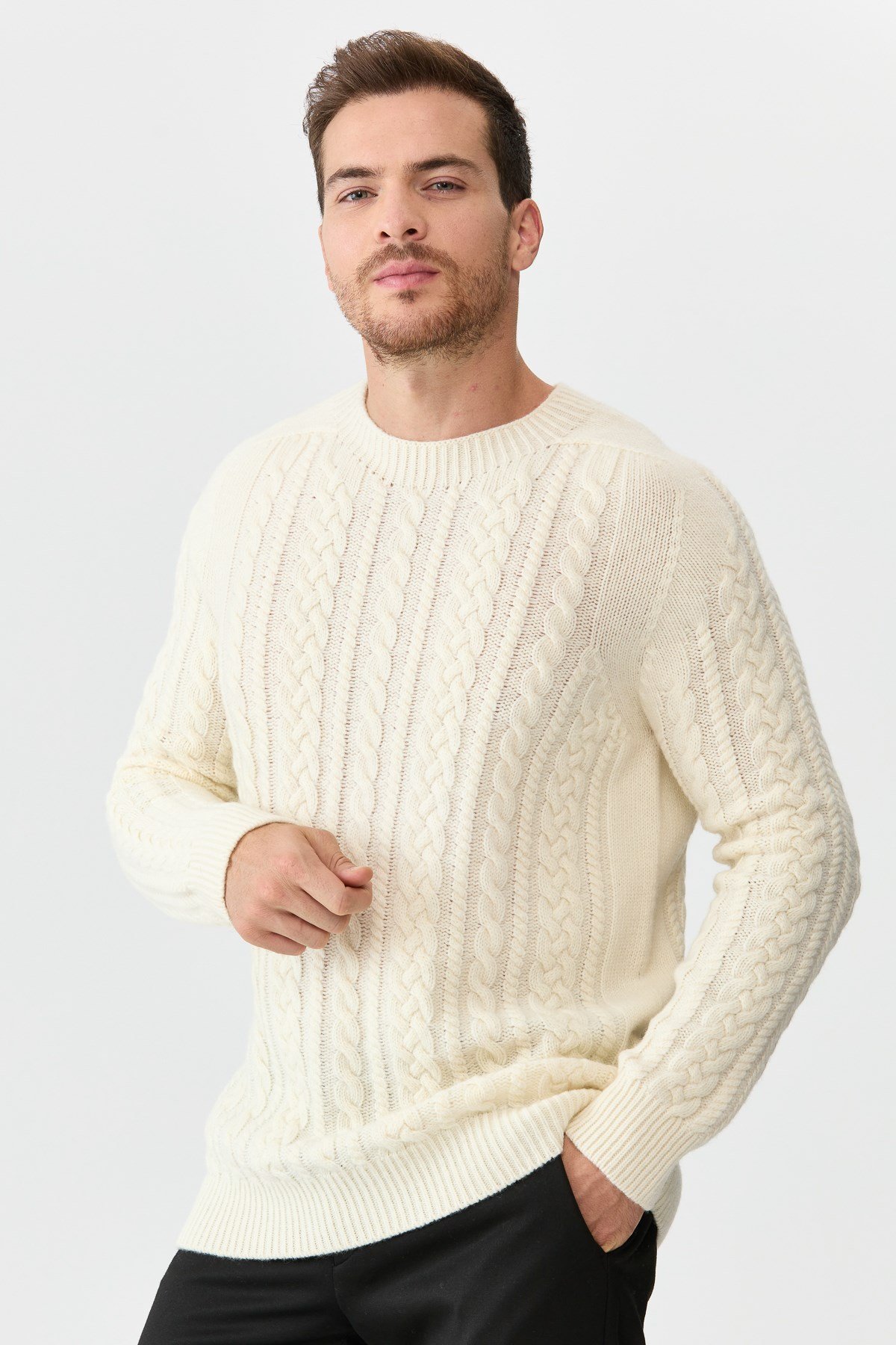 22588Мужской свитер с круглым вырезом из шерсти и трикотажа цвета кости