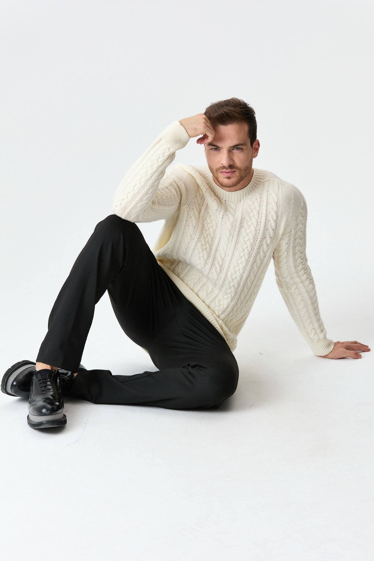 22588Мужской свитер с круглым вырезом из шерсти и трикотажа цвета кости