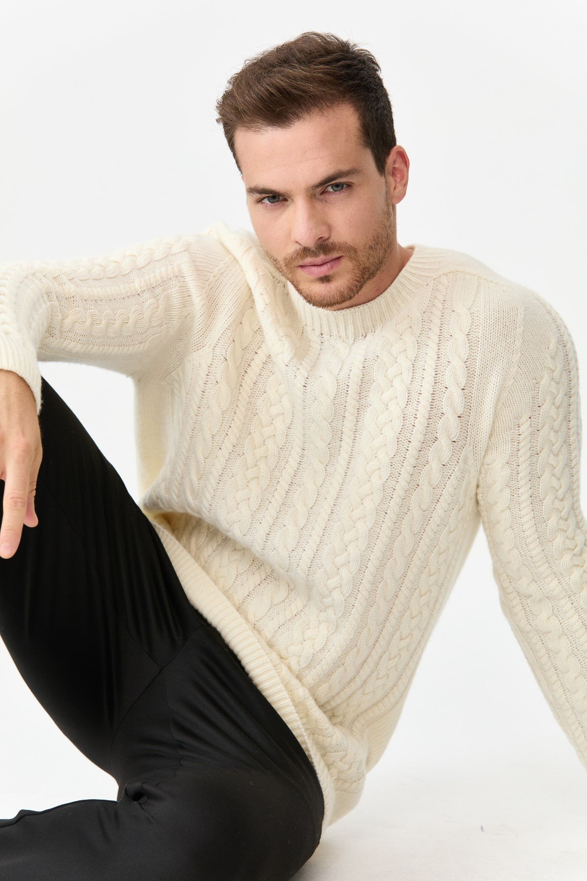 22588Мужской свитер с круглым вырезом из шерсти и трикотажа цвета кости